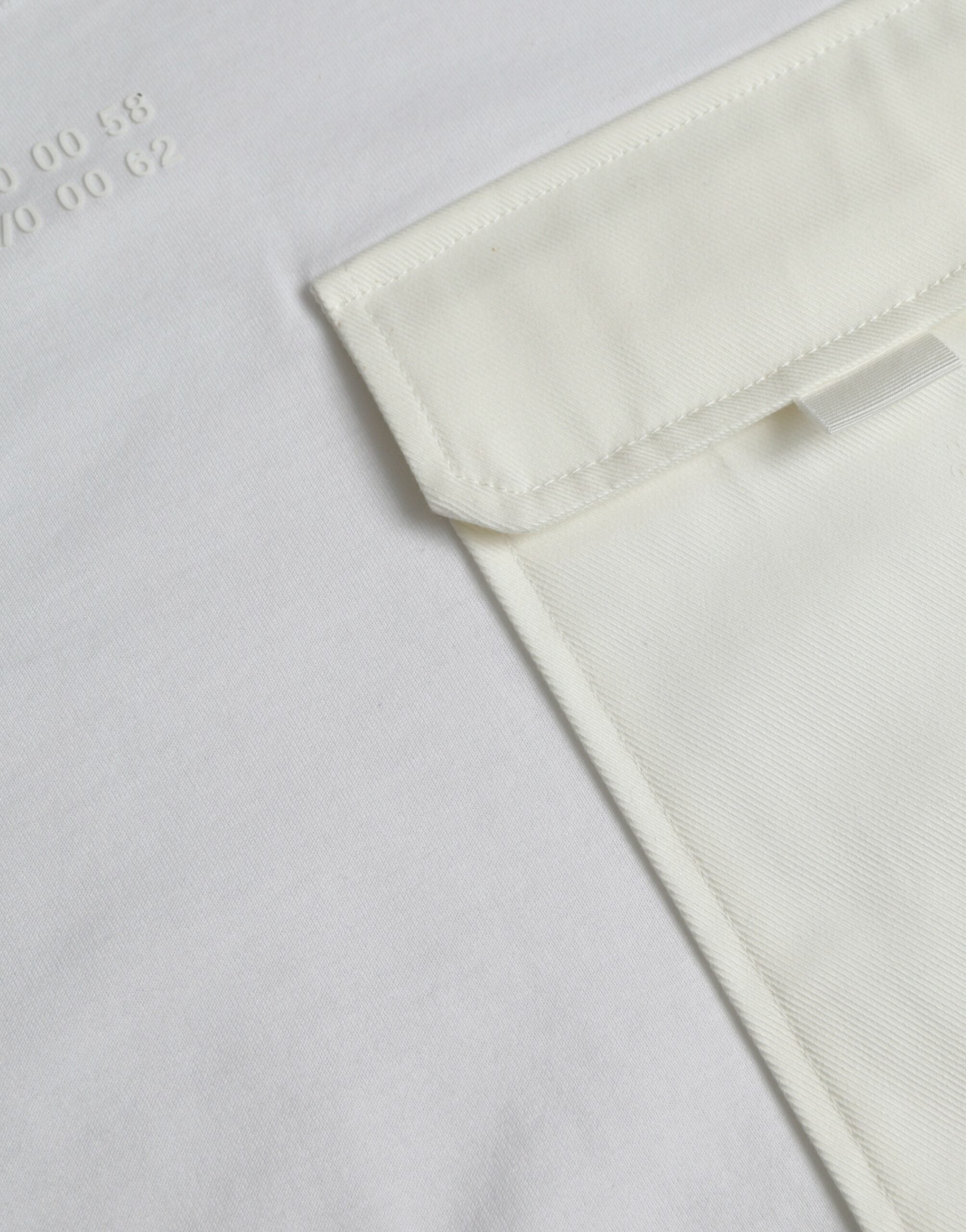Wit katoenen T-shirt met korte mouwen en zakje