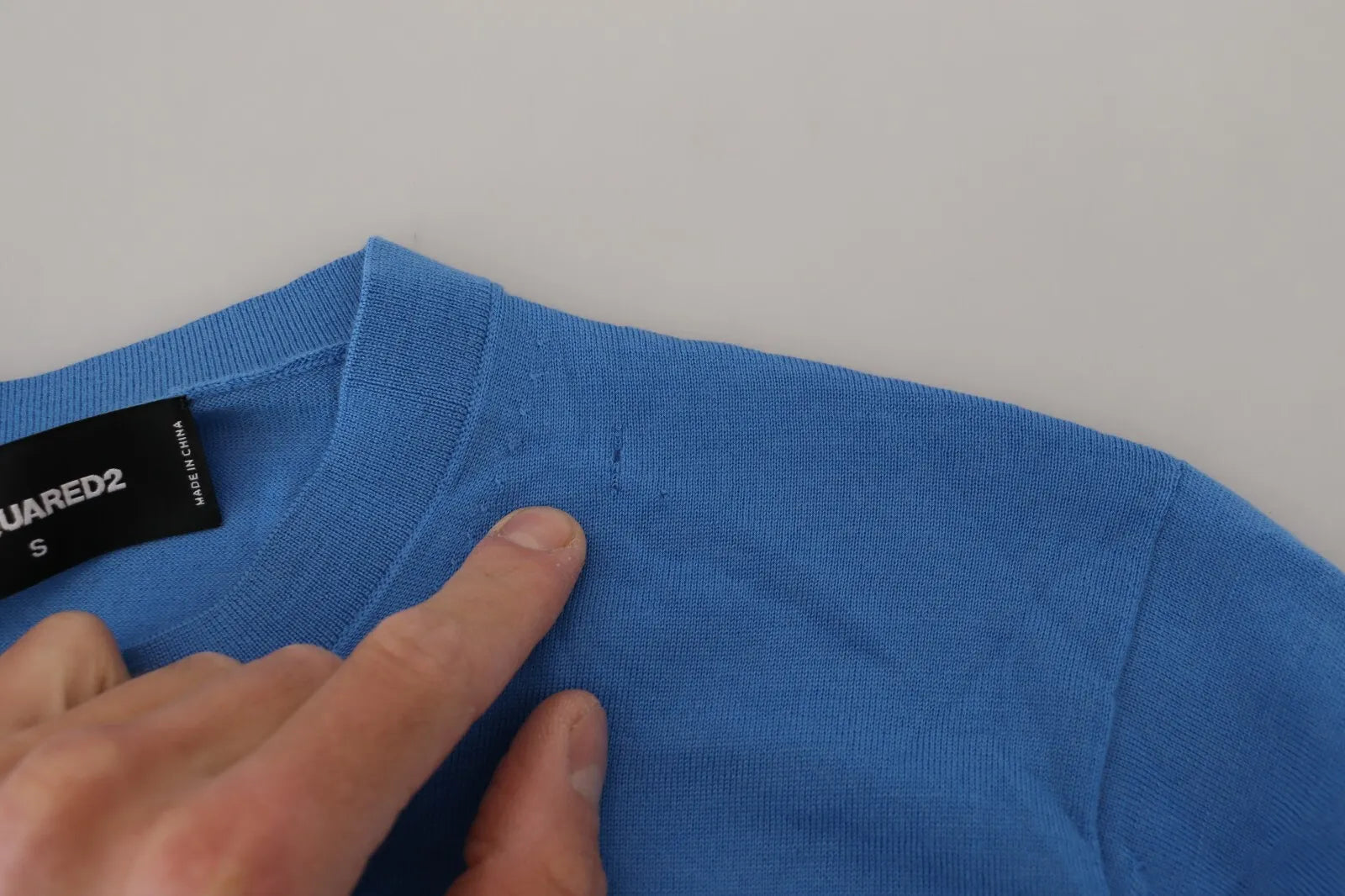 Blauwe wollen trui met lange mouwen en ronde hals