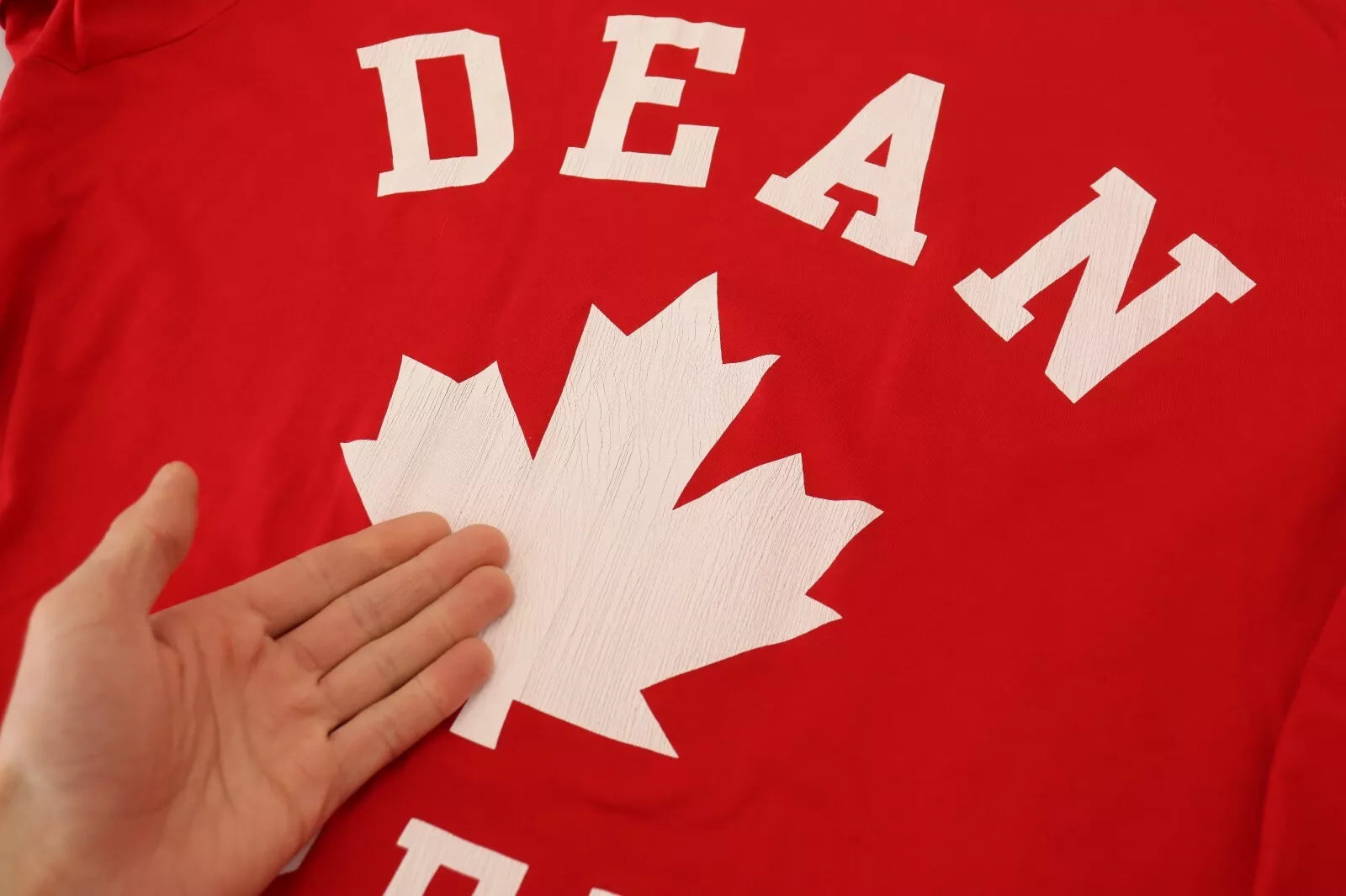Rood bedrukt katoenen T-shirt met korte mouwen en ronde hals