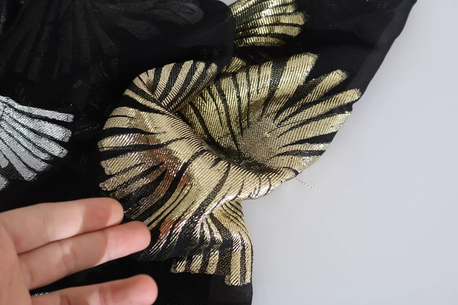 Goudkleurige, doorschijnende zijden jacquard blouse