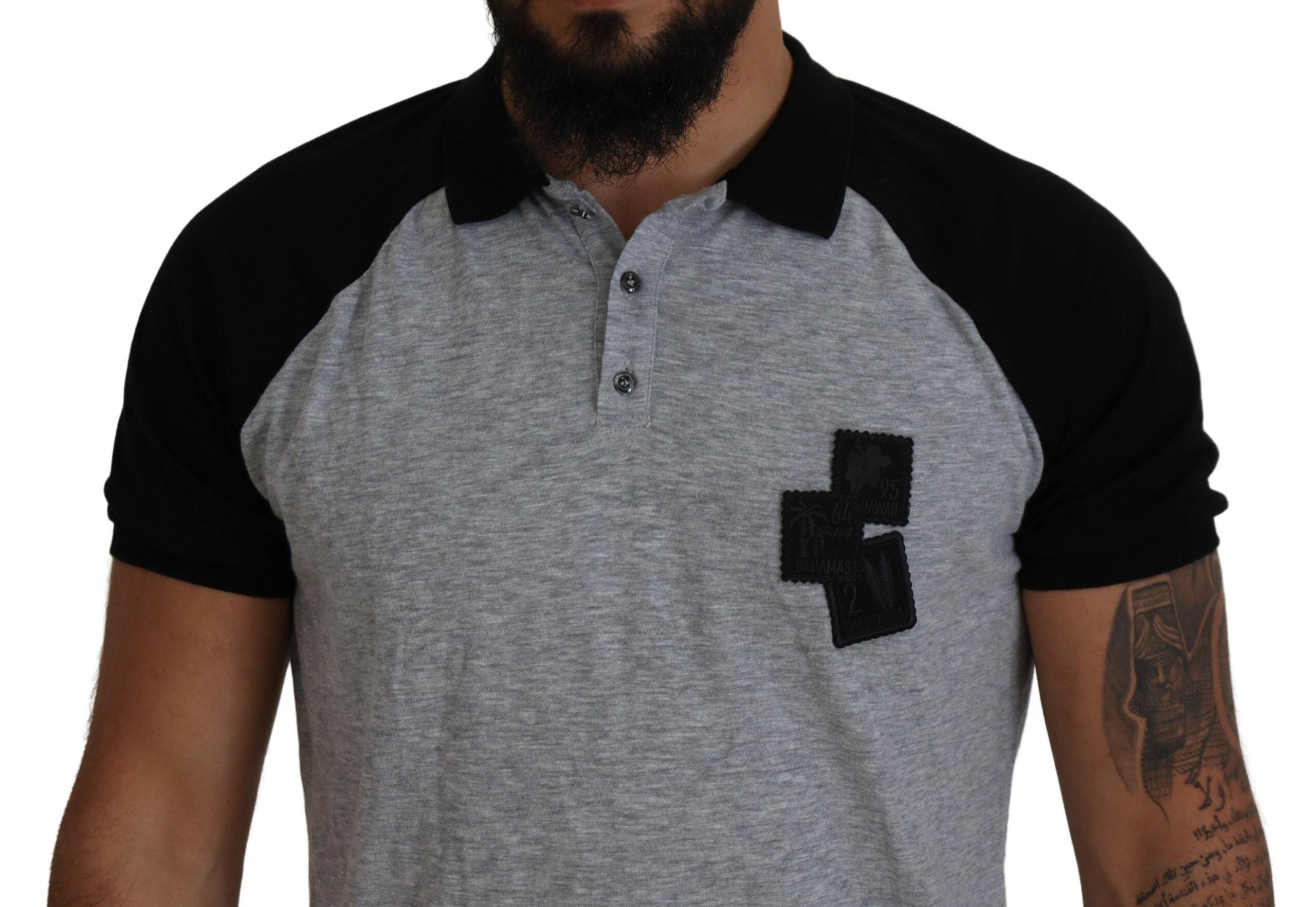 Grijszwart katoenen T-shirt met korte mouwen en kraag