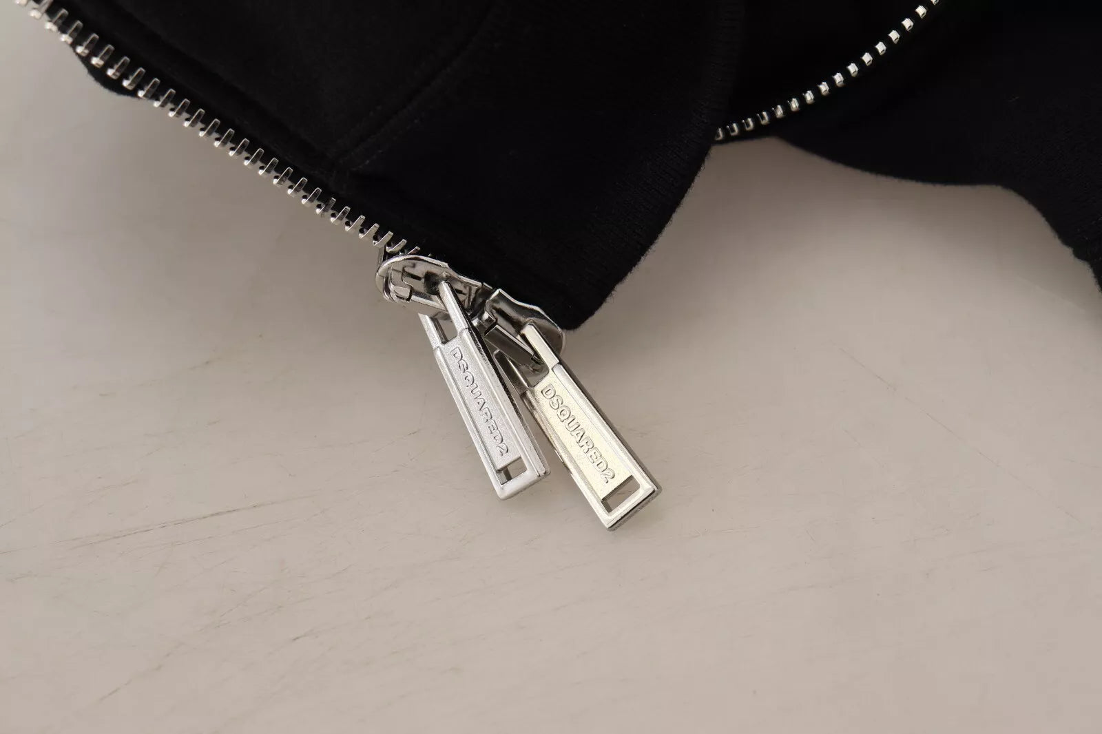 Zwarte hoodie met capuchon, volledige ritssluiting en bedrukte mouwen