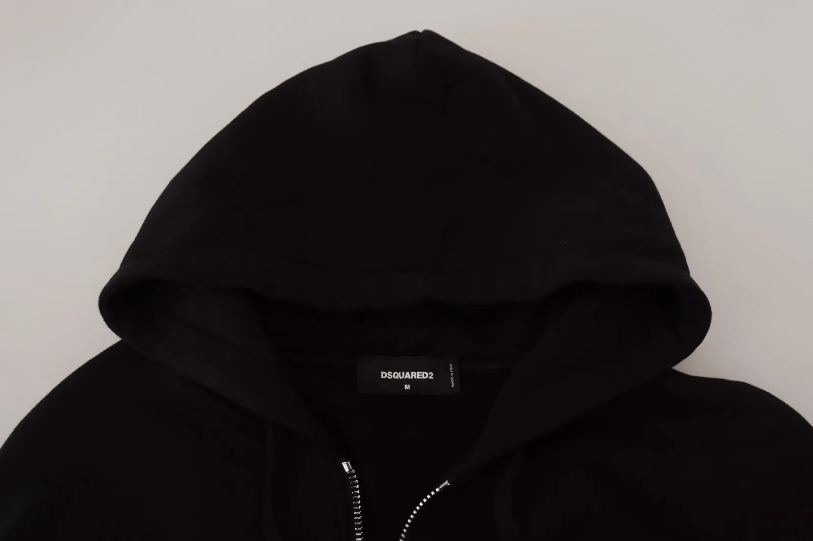 Zwarte hoodie met capuchon, volledige ritssluiting en bedrukte mouwen