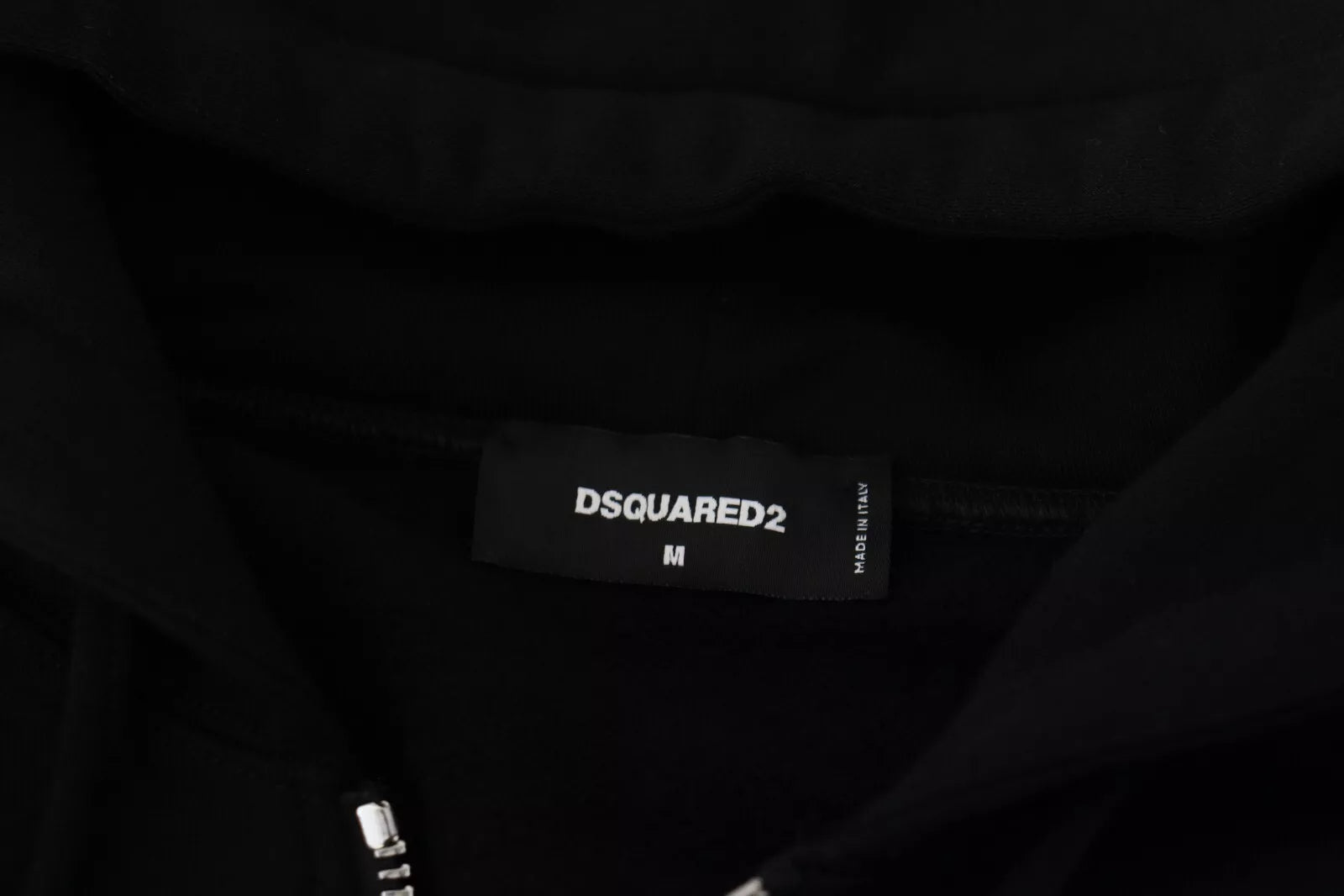 Zwarte hoodie met capuchon, volledige ritssluiting en bedrukte mouwen