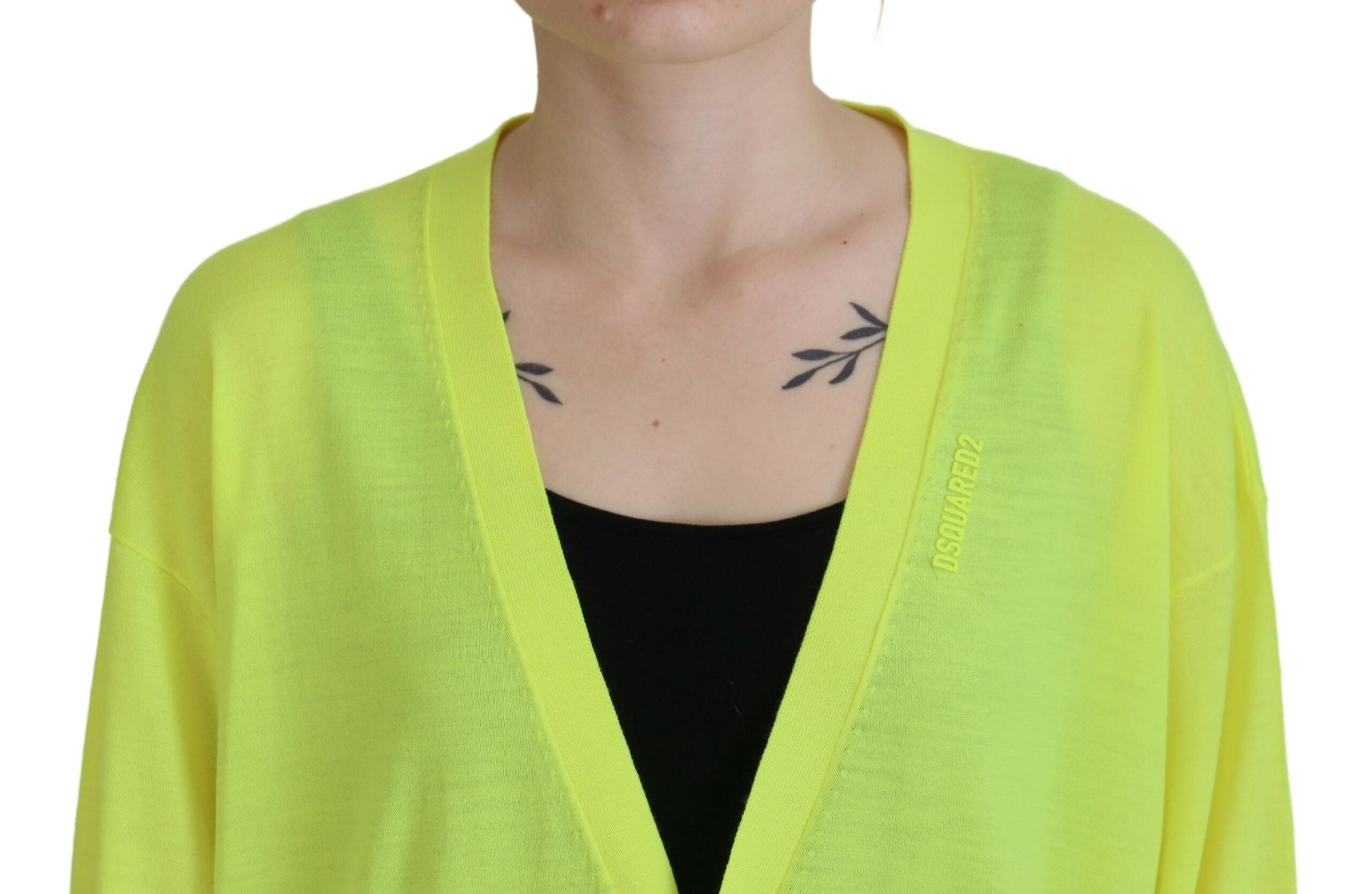 Gele wollen gebreide vest met knoopjes
