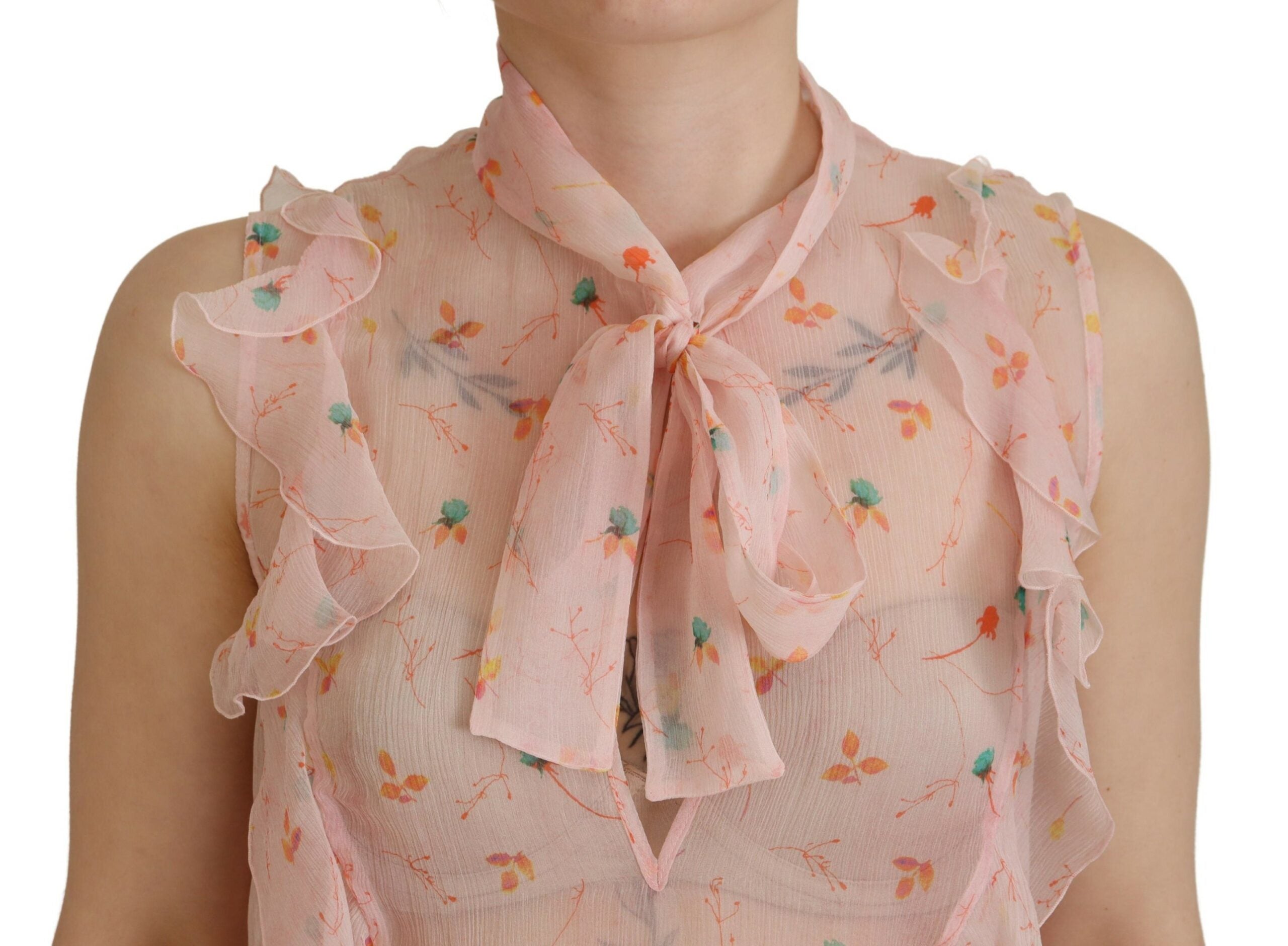Roze zijden top met bloemenprint en Ascot-kraag zonder mouwen
