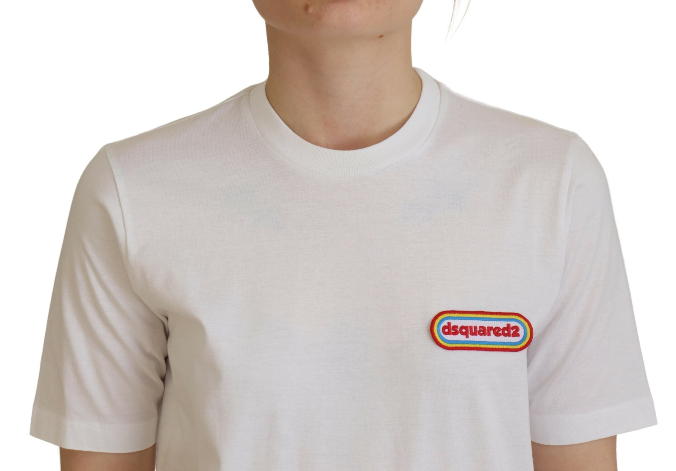 Wit T-shirt met ronde hals en korte mouwen en logopatch