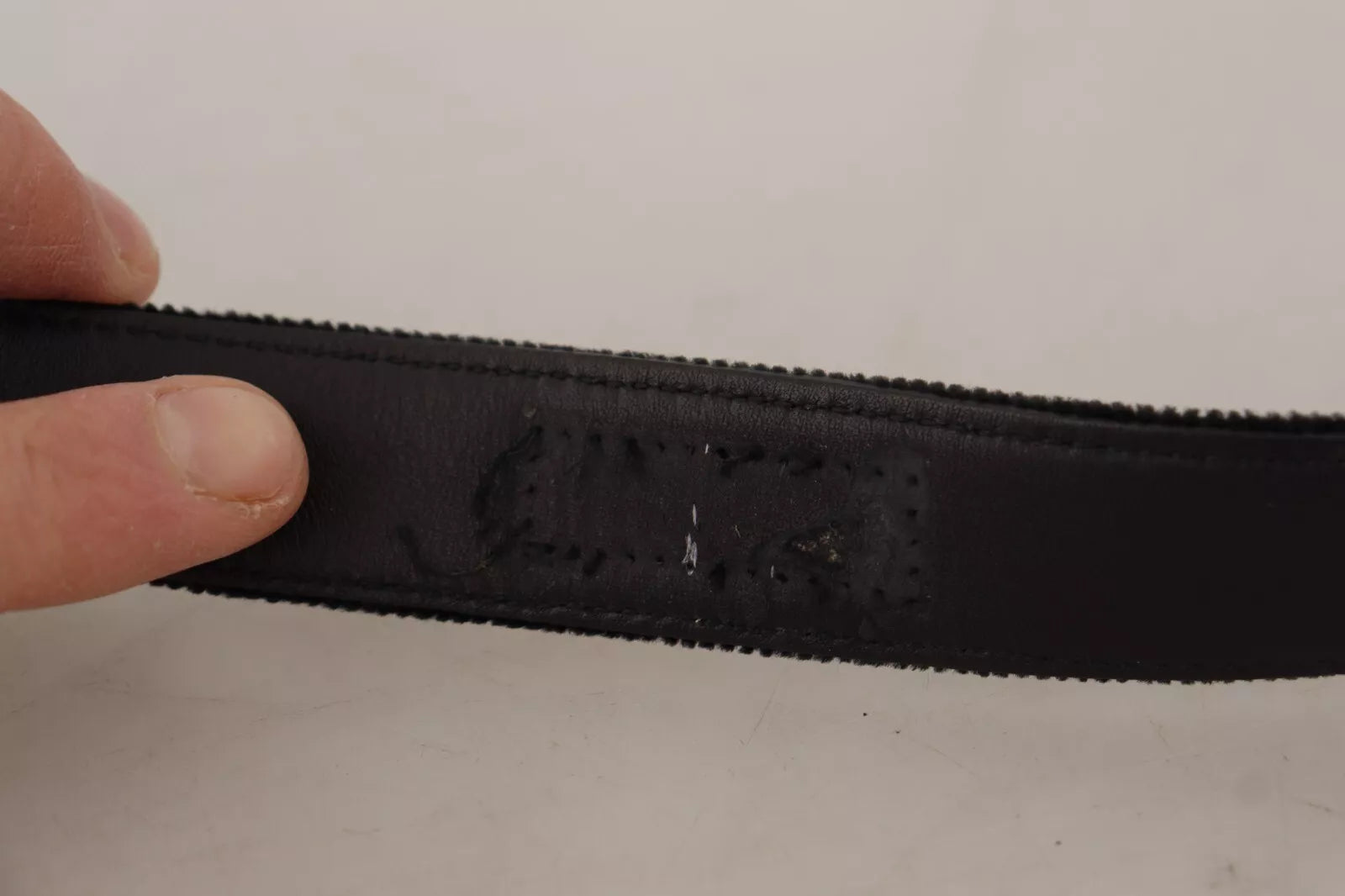 Zwarte klassieke leren riem met zilveren metalen gesp