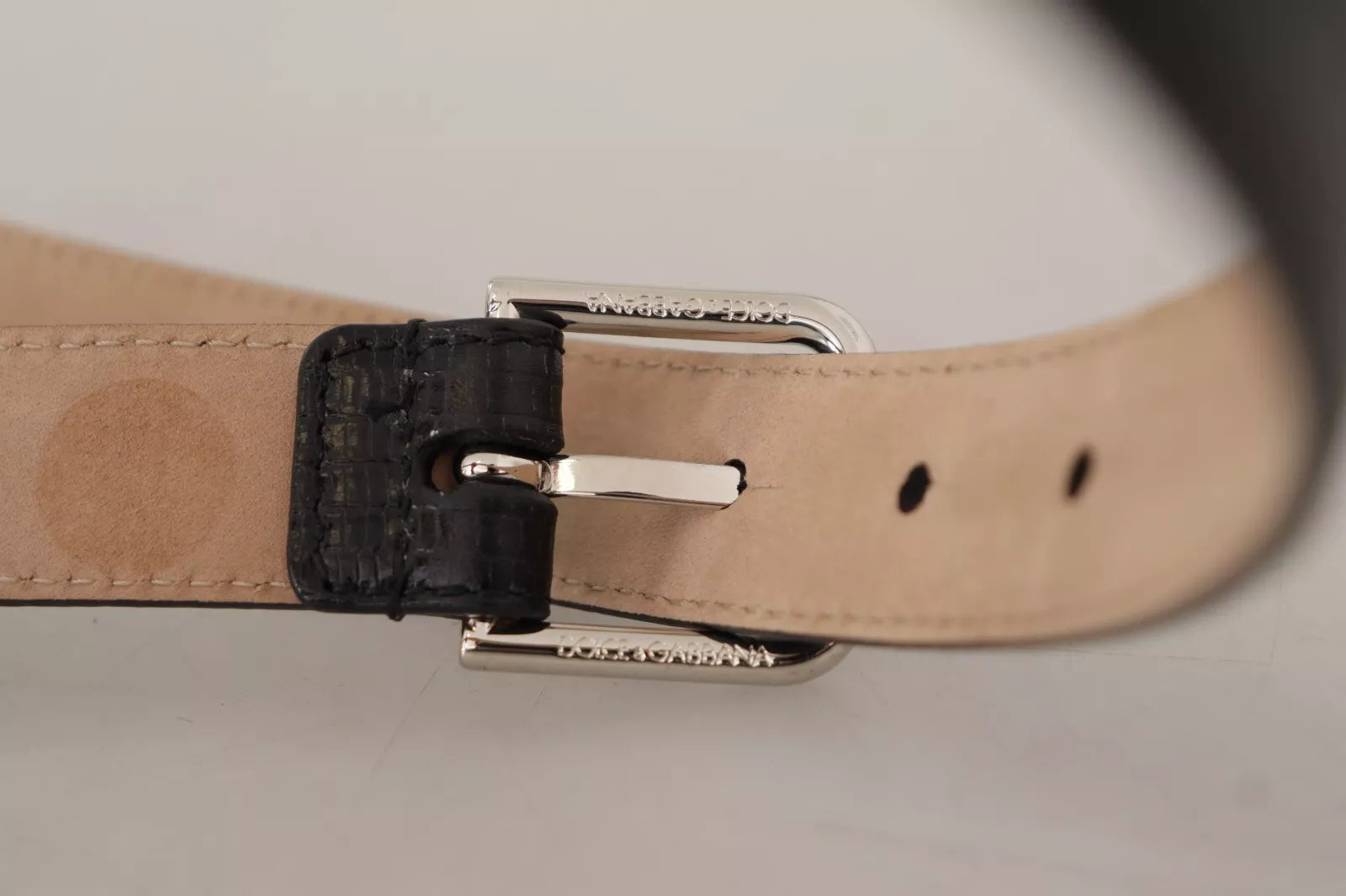 Zwarte klassieke leren riem met zilveren metalen gesp