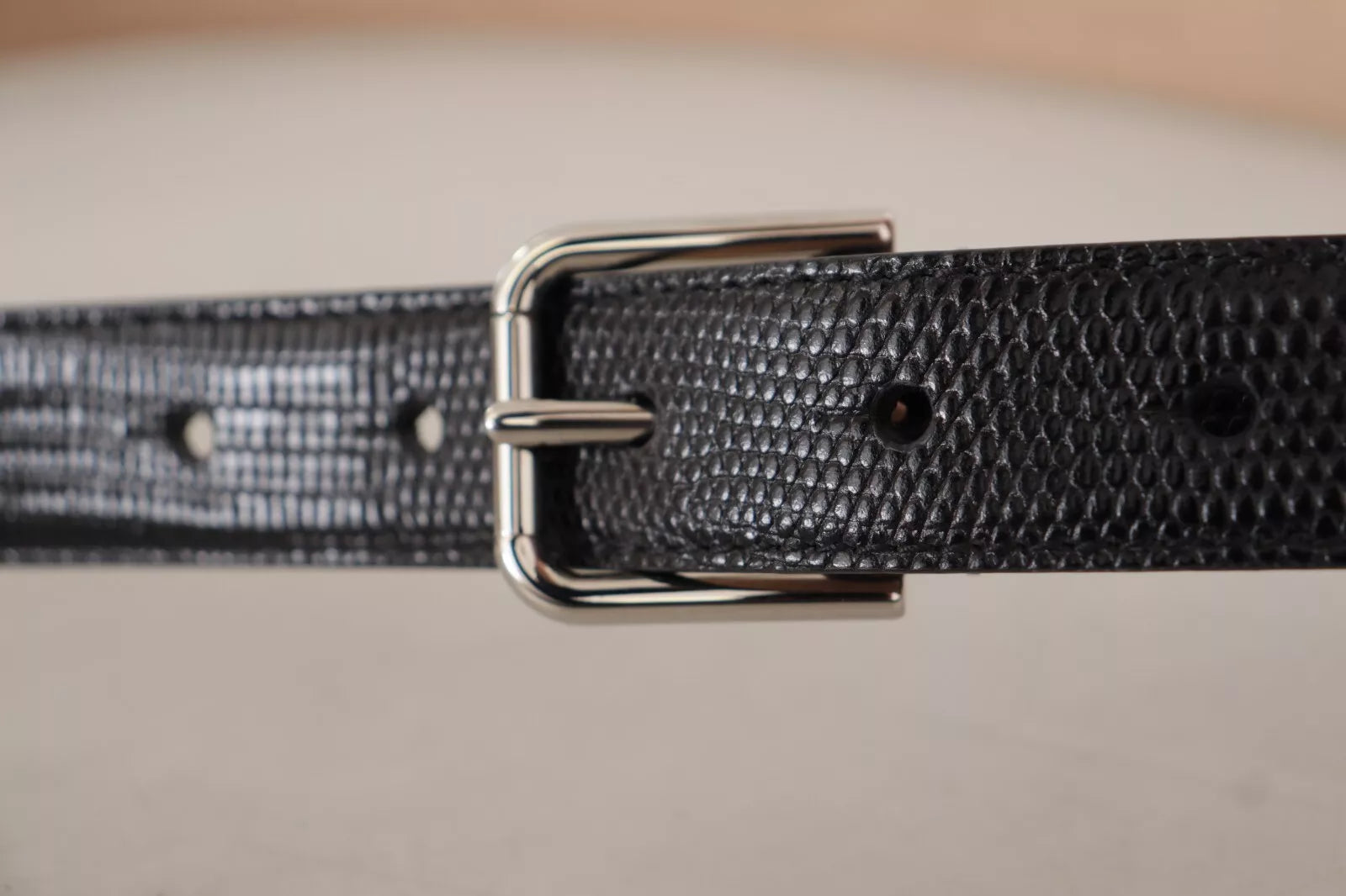 Zwarte klassieke leren riem met zilveren metalen gesp