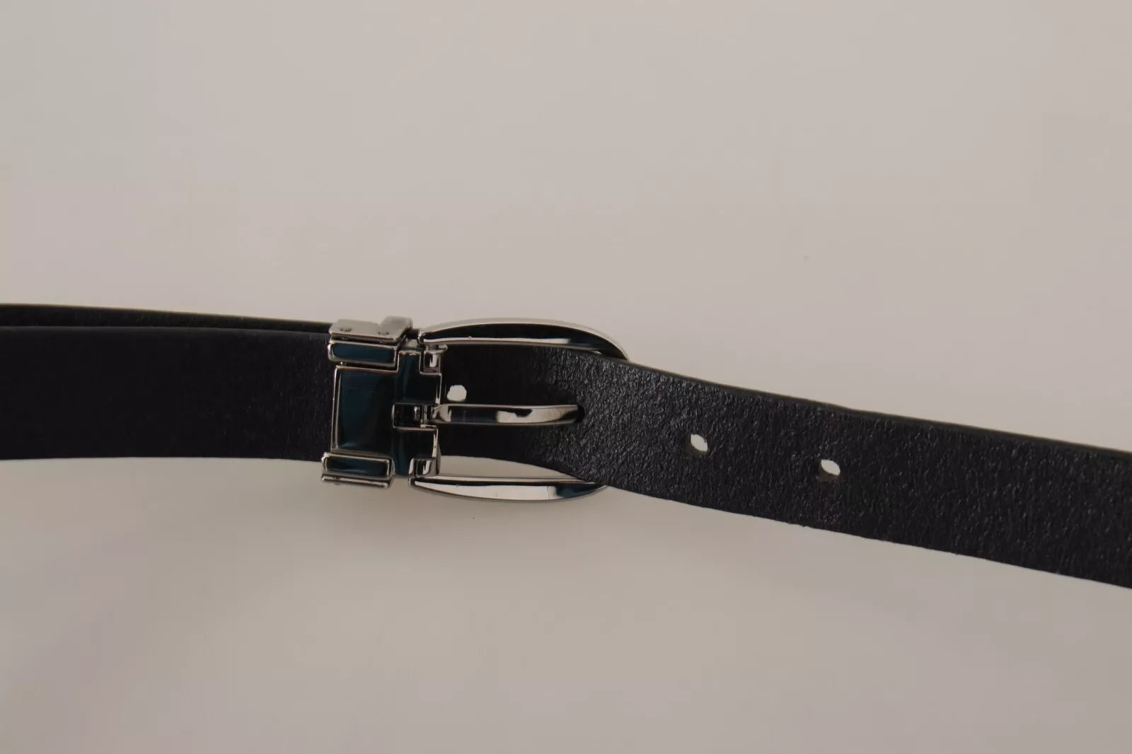 Zwarte klassieke leren riem met zilveren metalen gesp
