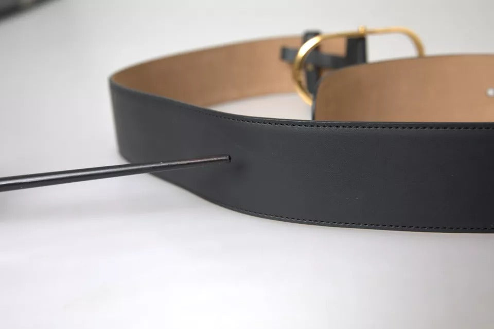 Zwarte leren riem met ovale metalen gesp en gouden details