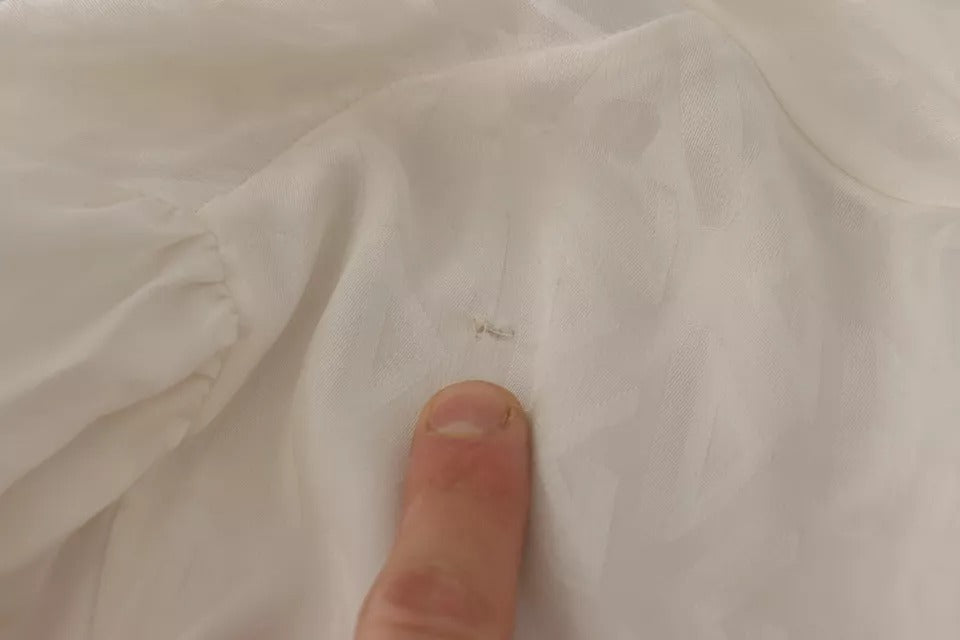 Witte blousetop met zijden Ascot-kraag en patroon