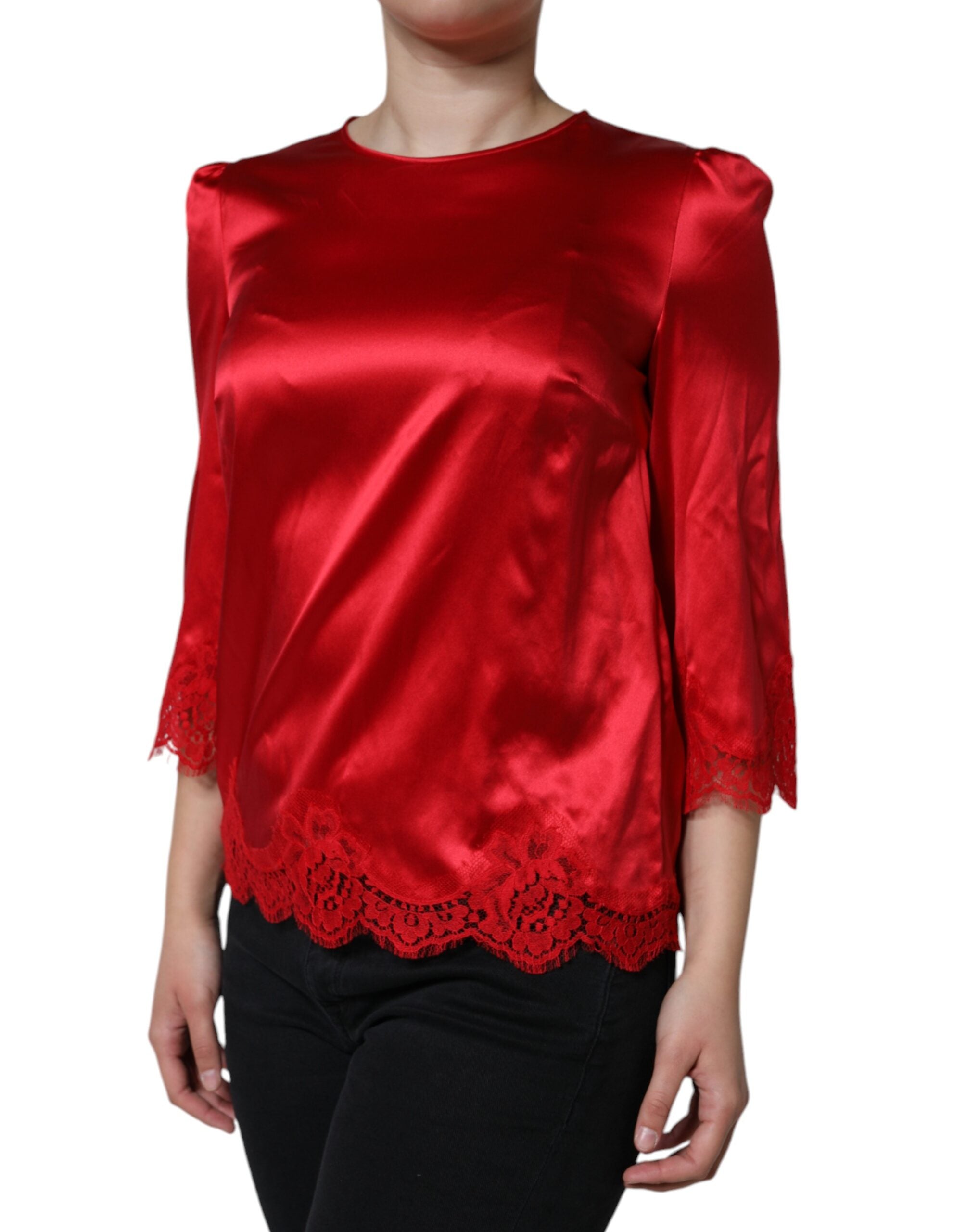 Rode satijnen blouse met ronde hals en kanten rand