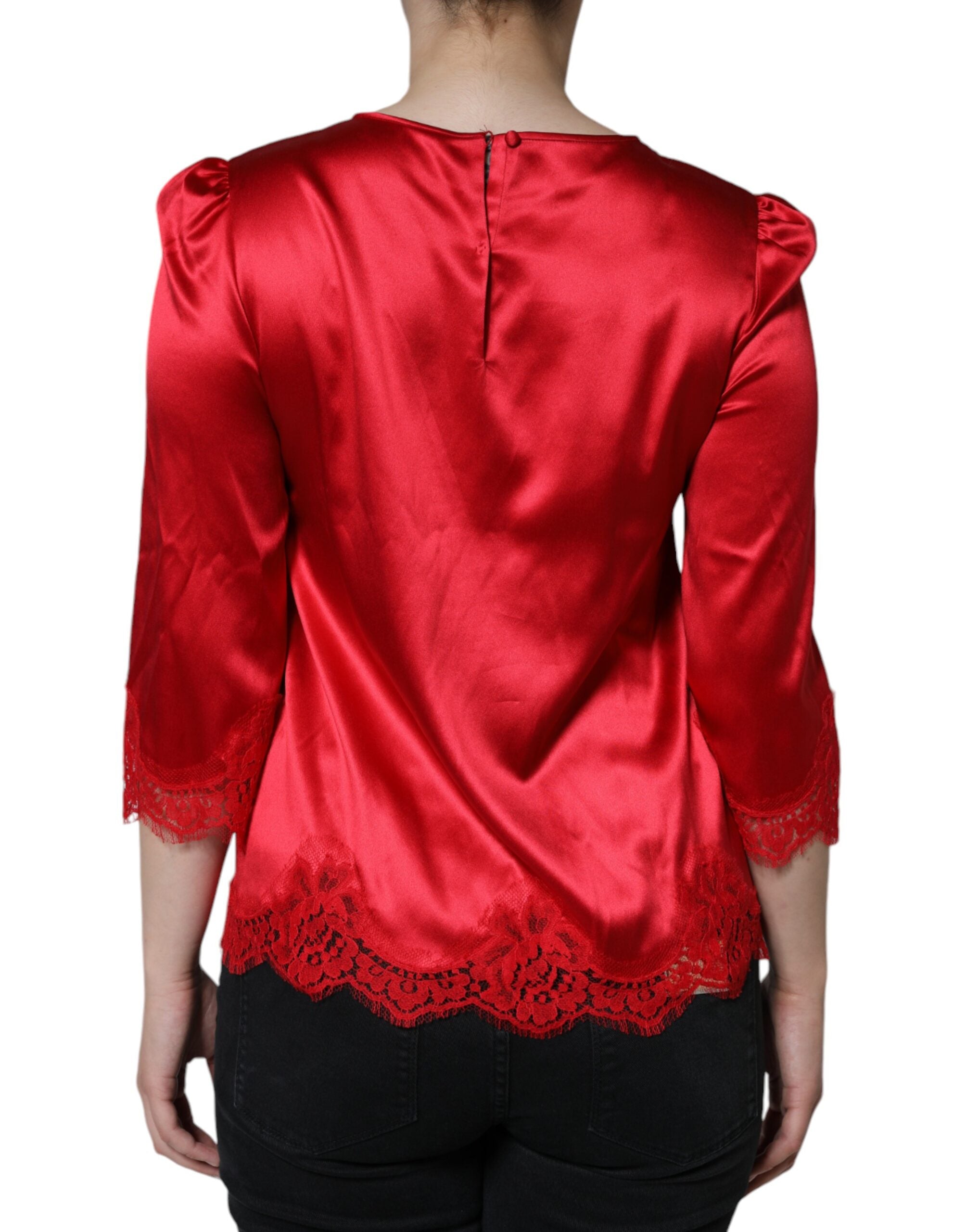 Rode satijnen blouse met ronde hals en kanten rand