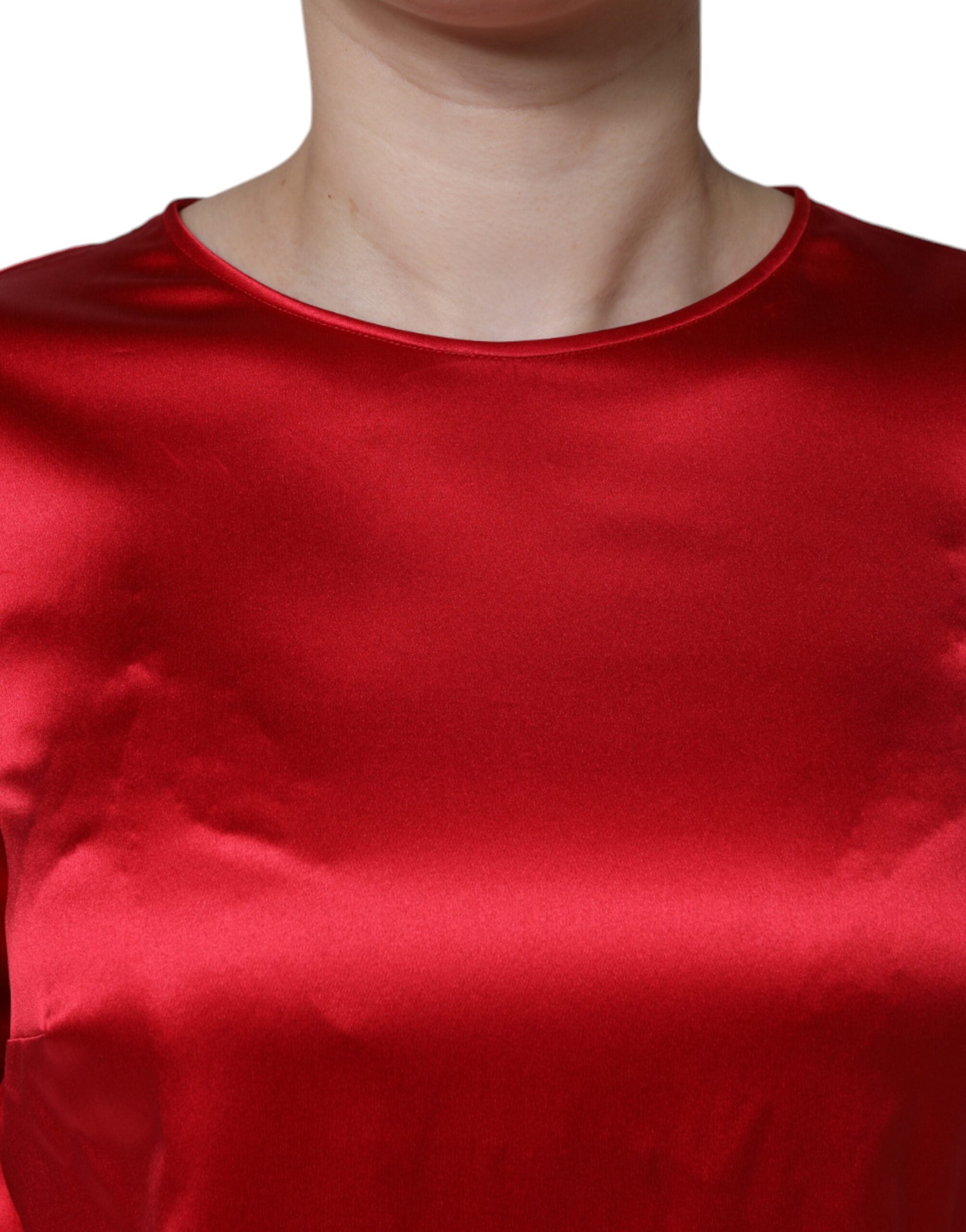 Rode satijnen blouse met ronde hals en kanten rand