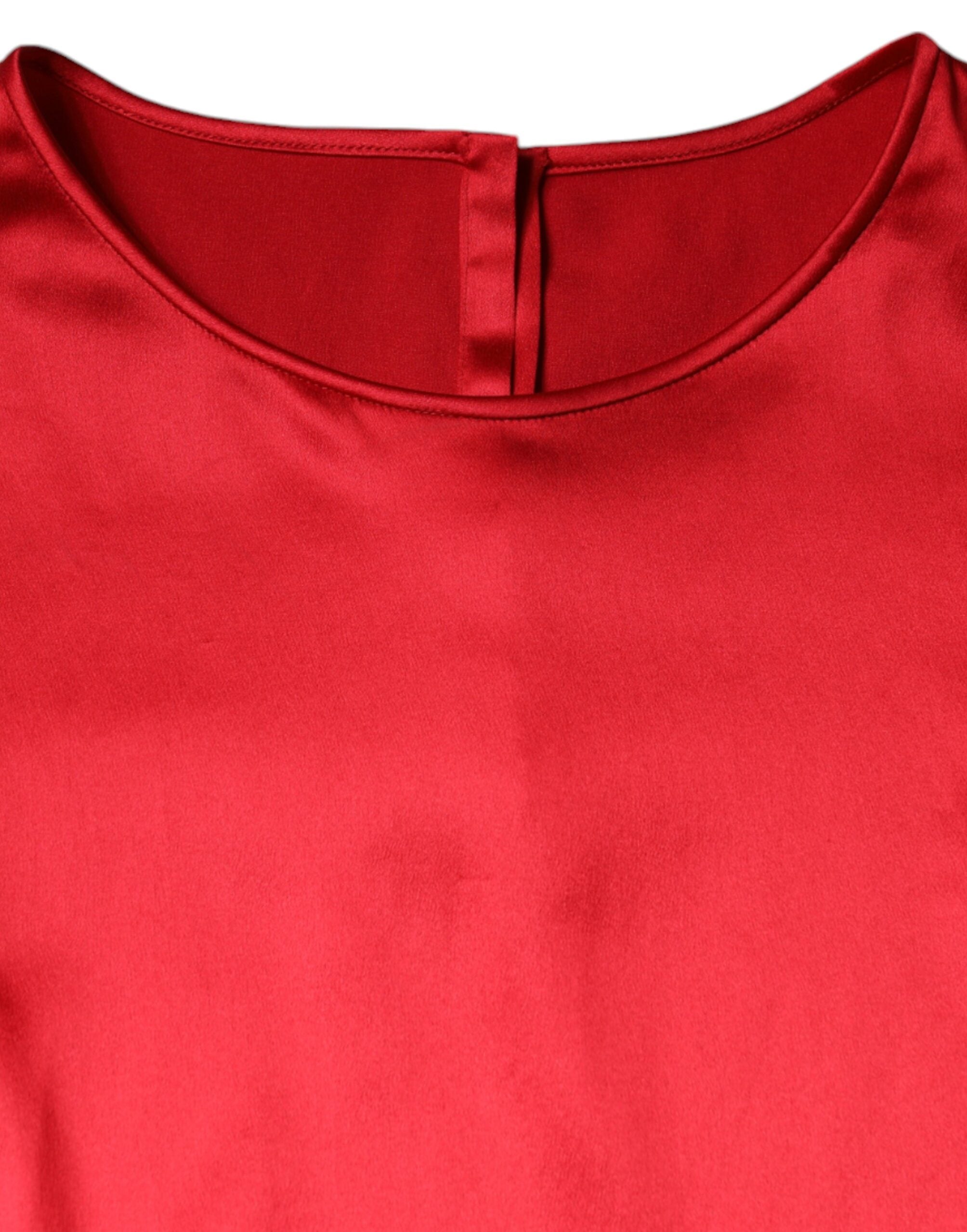 Rode satijnen blouse met ronde hals en kanten rand
