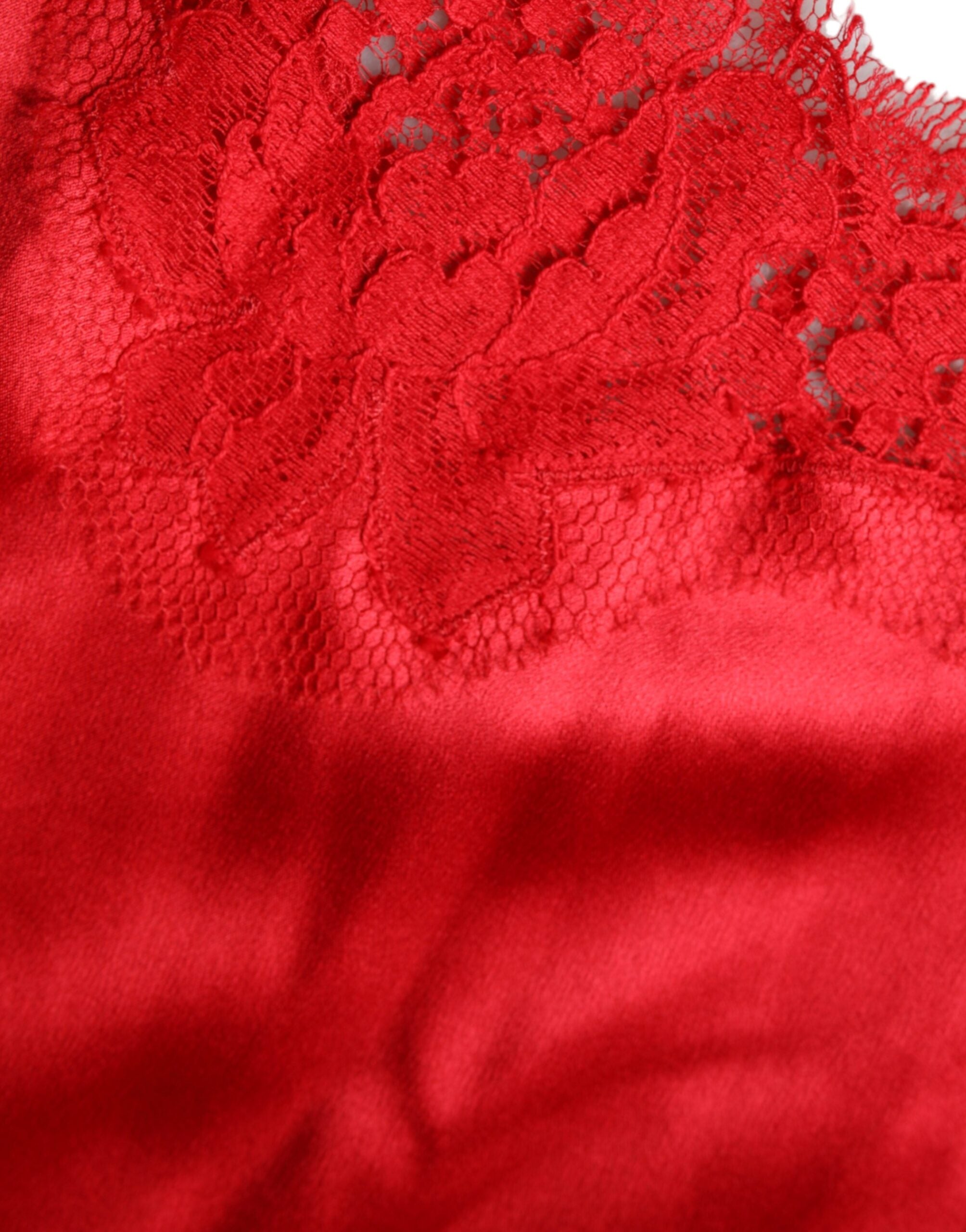 Rode satijnen blouse met ronde hals en kanten rand