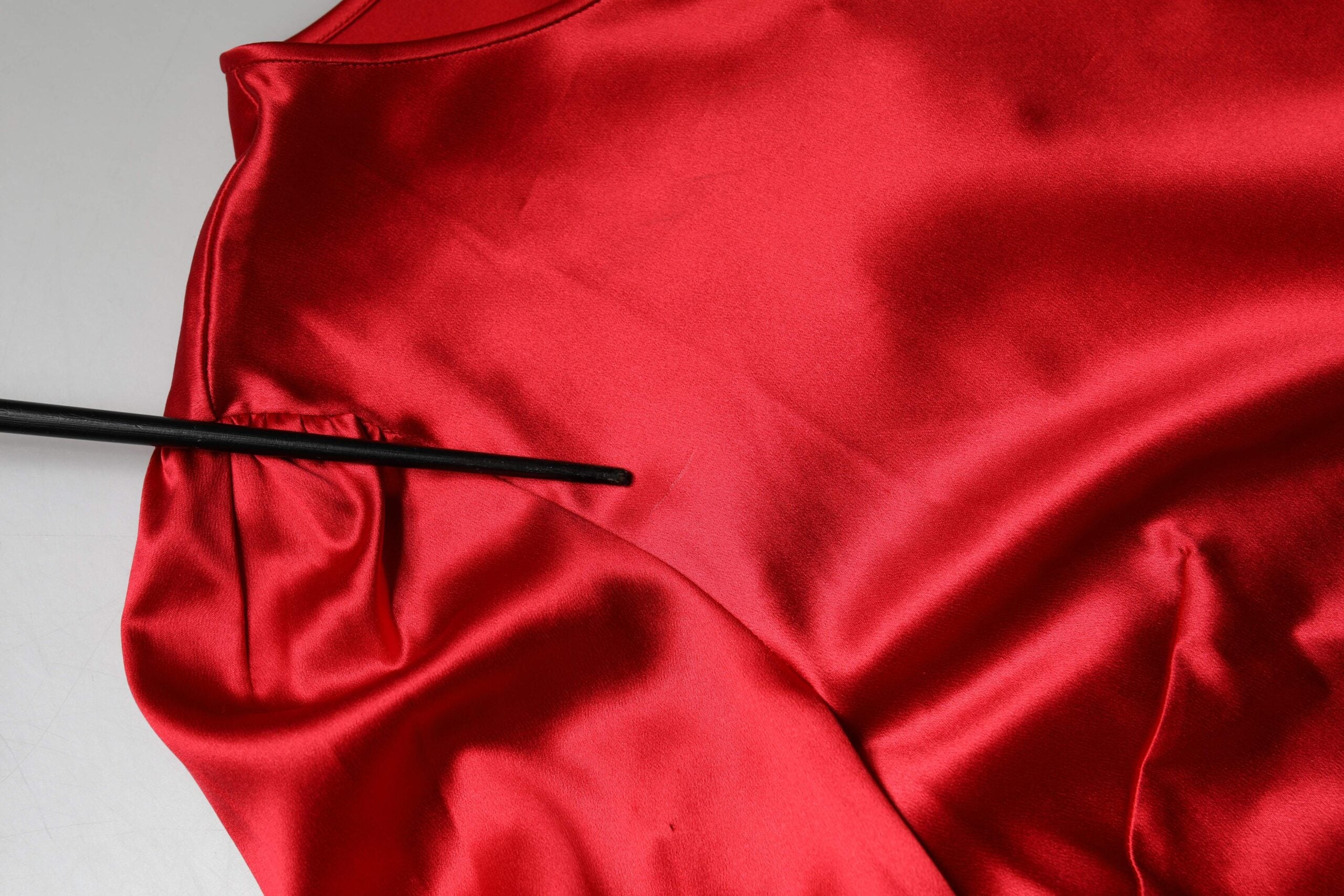 Rode satijnen blouse met ronde hals en kanten rand