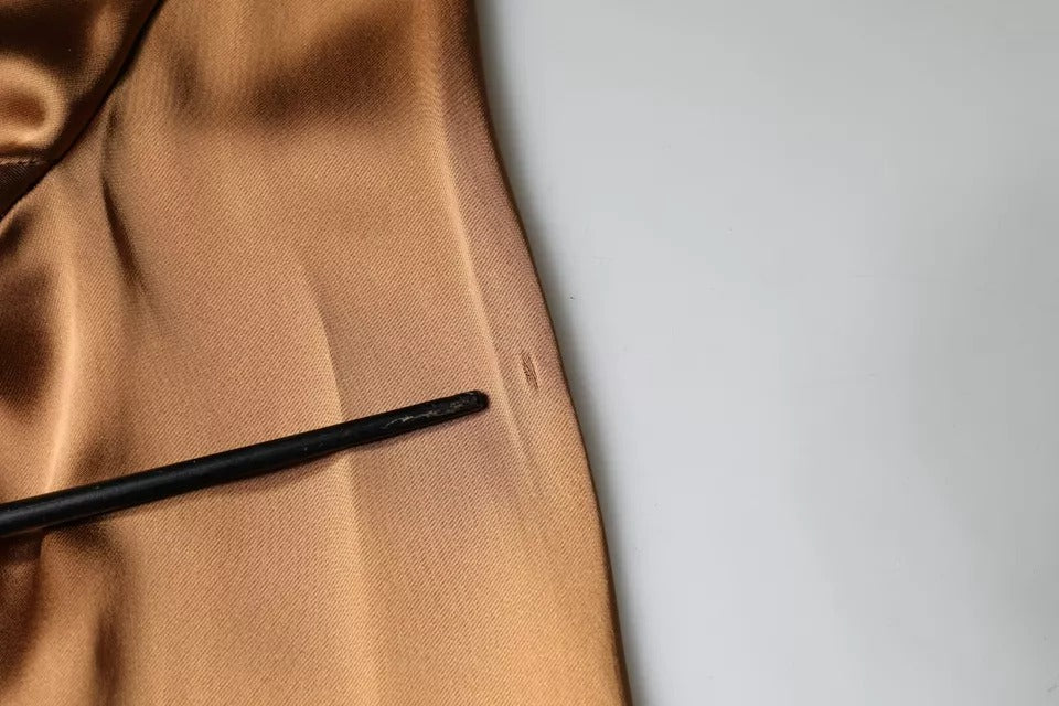 Bruine satijnen wikkeljurk met lange mouwen en mantel