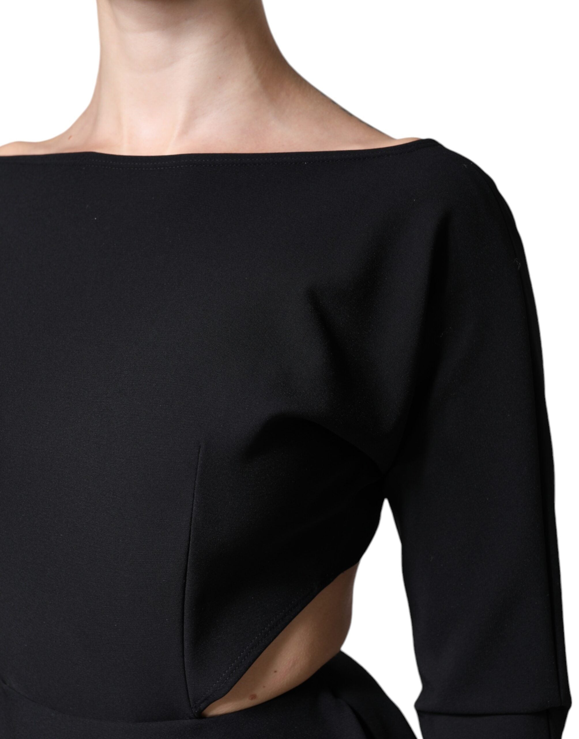 Zwarte viscose A-lijn mini-jurk met lange mouwen en uitgesneden details