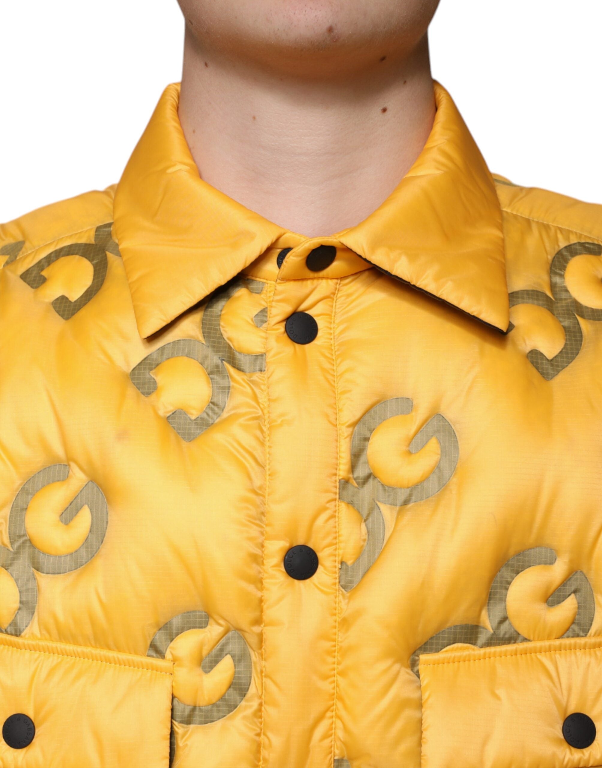 Geel gewatteerd blousonjack met logo en knopen