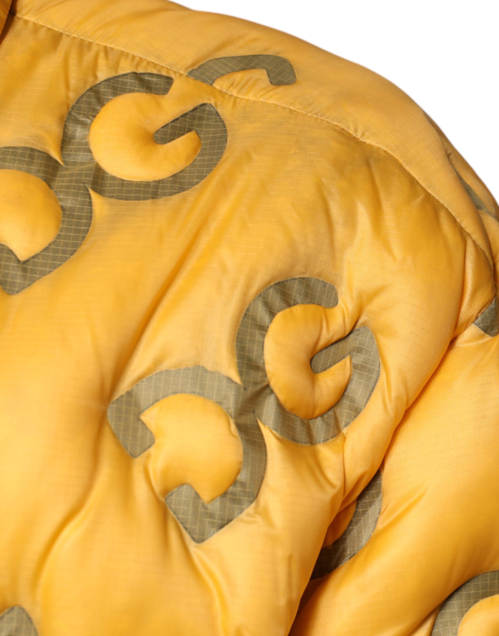 Geel gewatteerd blousonjack met logo en knopen