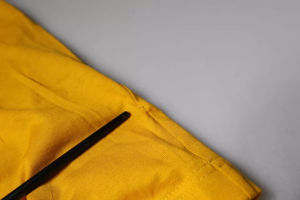 Mosterdkleurig T-shirt met ronde hals en reliëflogo