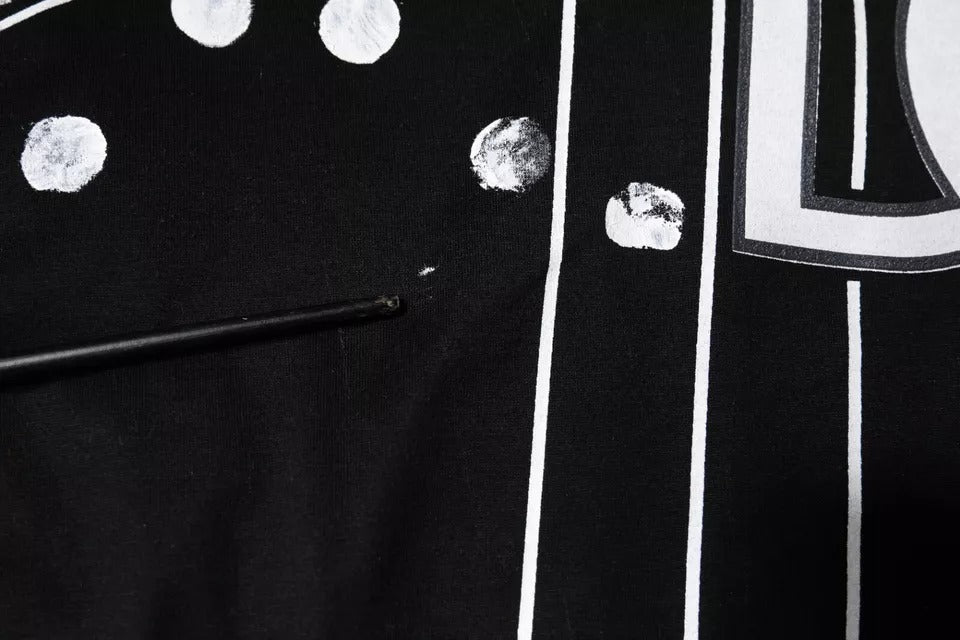 Zwart katoenen T-shirt met ronde hals en stippen