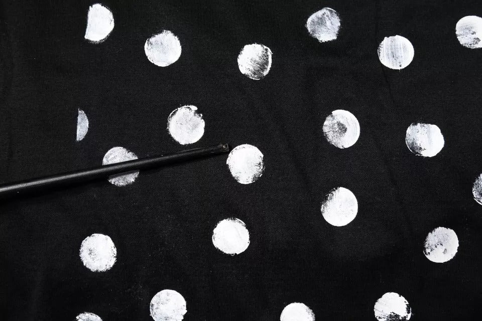 Zwart katoenen T-shirt met ronde hals en stippen