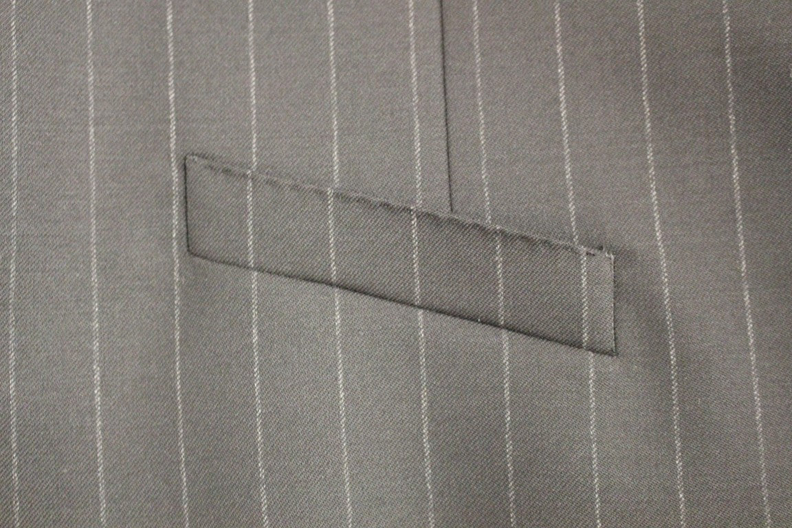 Zwart gestreept wollen logovest