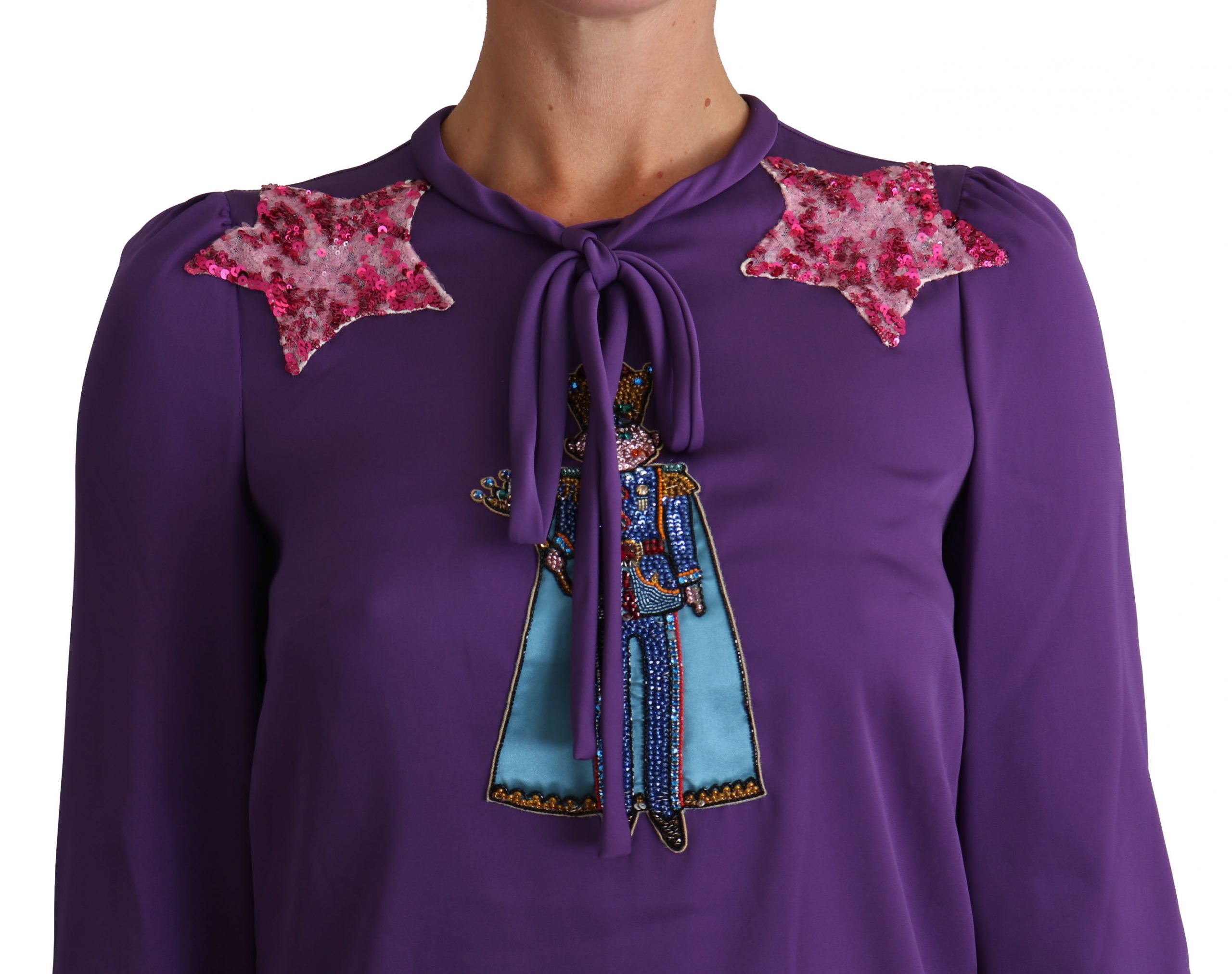 Paarse blouse met sprookjesachtige versiering van de prins