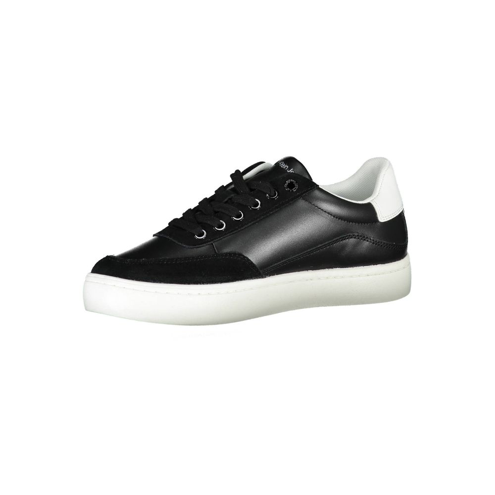Strakke zwarte vetersneakers met contrasterende details
