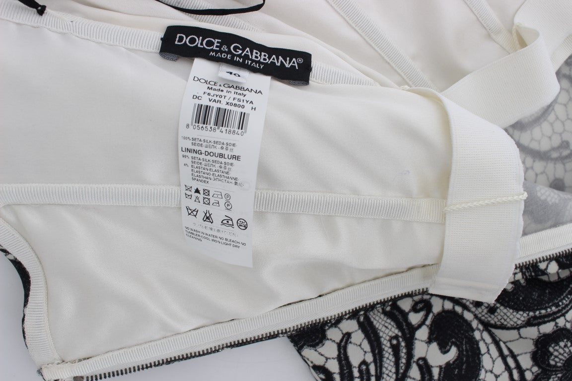 Witte maxi-jurk met bloemenkant en zijden korset