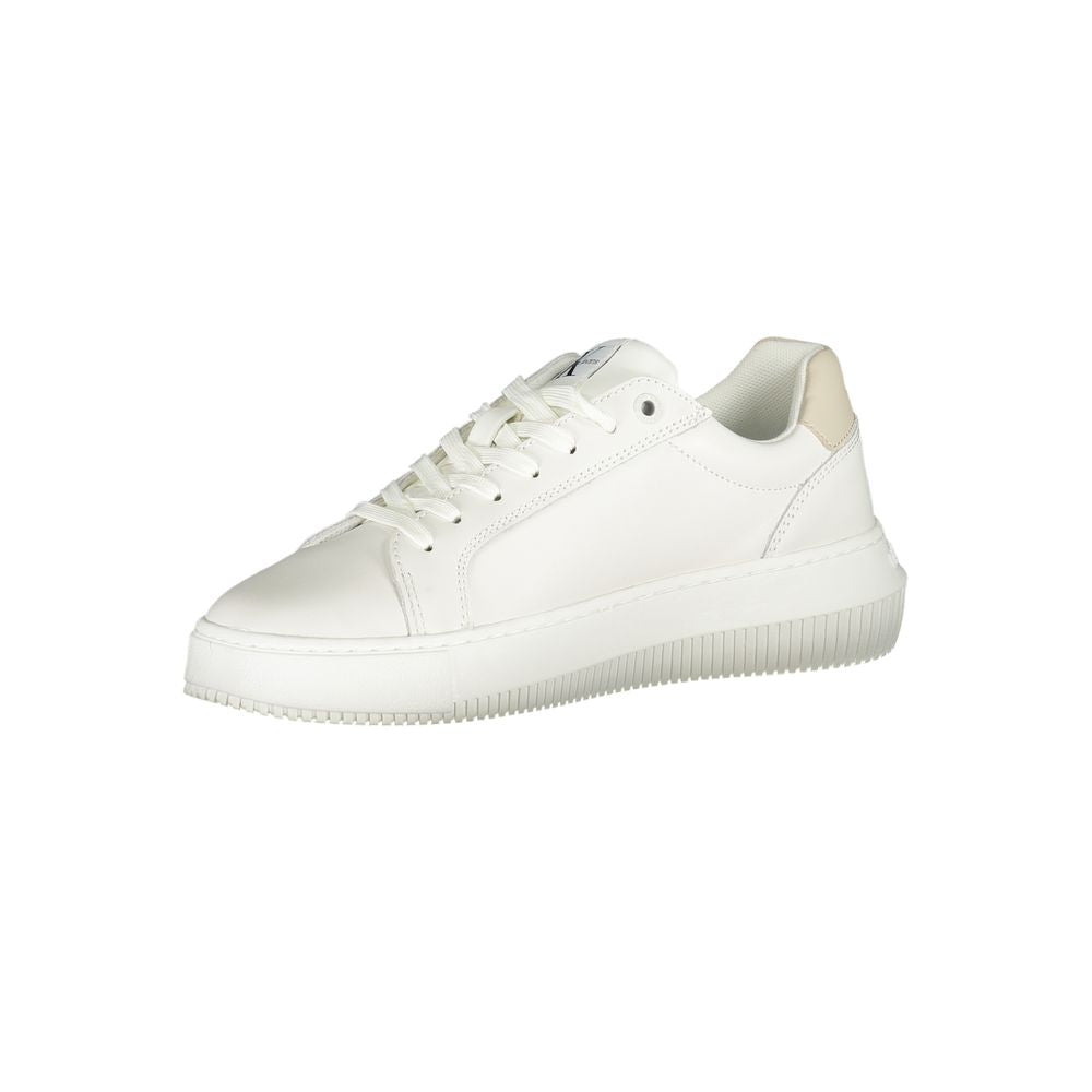 Chique witte veterschoenen met contrasterende details