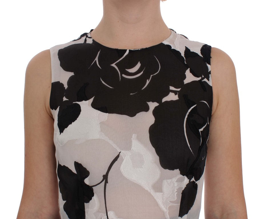 Zwart-witte zijden manteljurk met bloemenprint