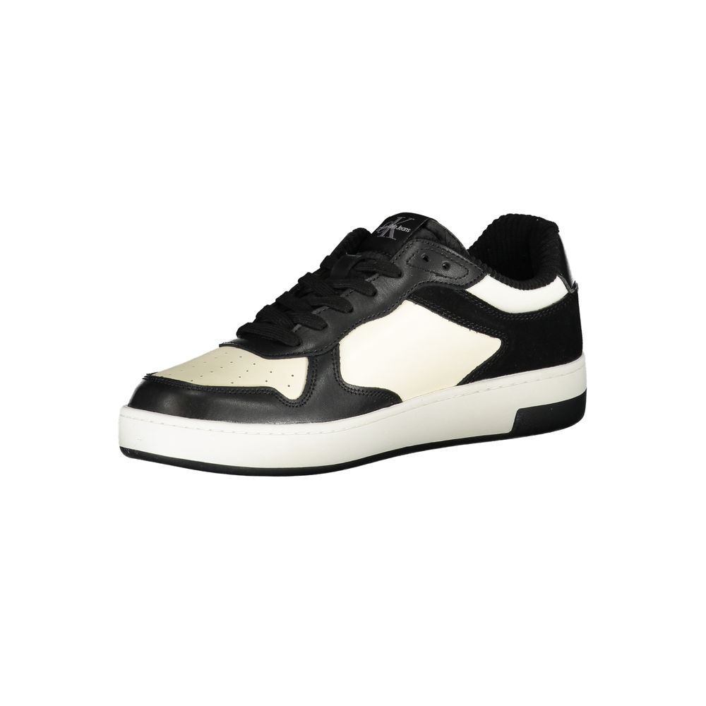 Strakke zwarte sneakers met contrasterende details