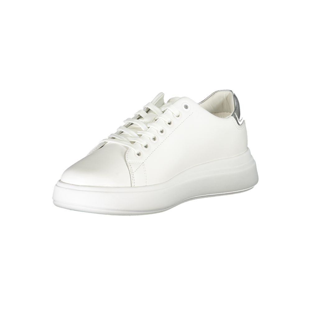 Chique witte sneakers met contrasterende details