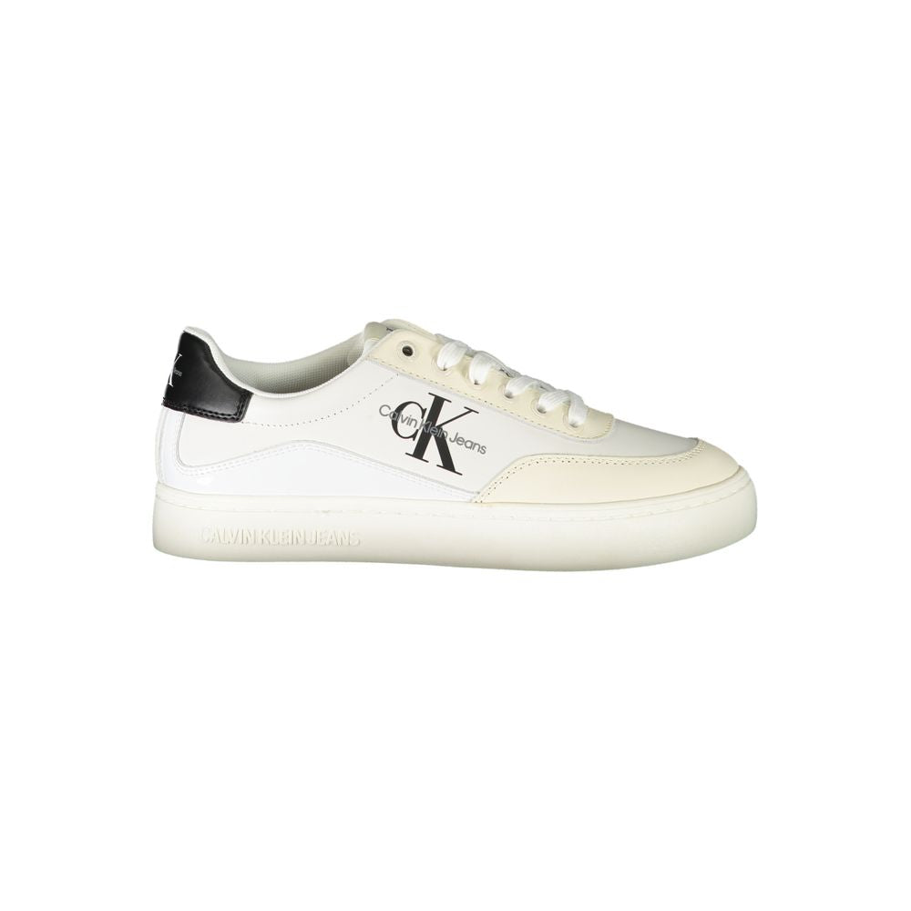 Chique witte veterschoenen met contrasterende details