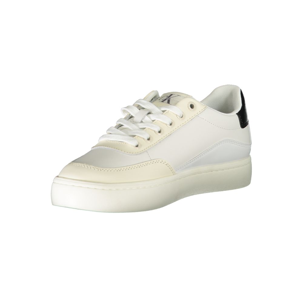 Chique witte veterschoenen met contrasterende details