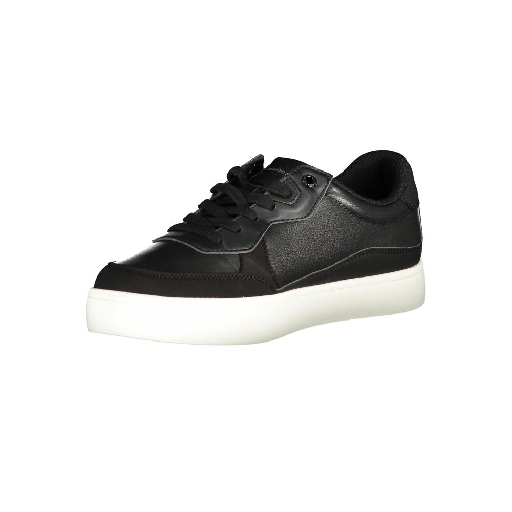 Strakke zwarte sportschoenen met contrasterende details