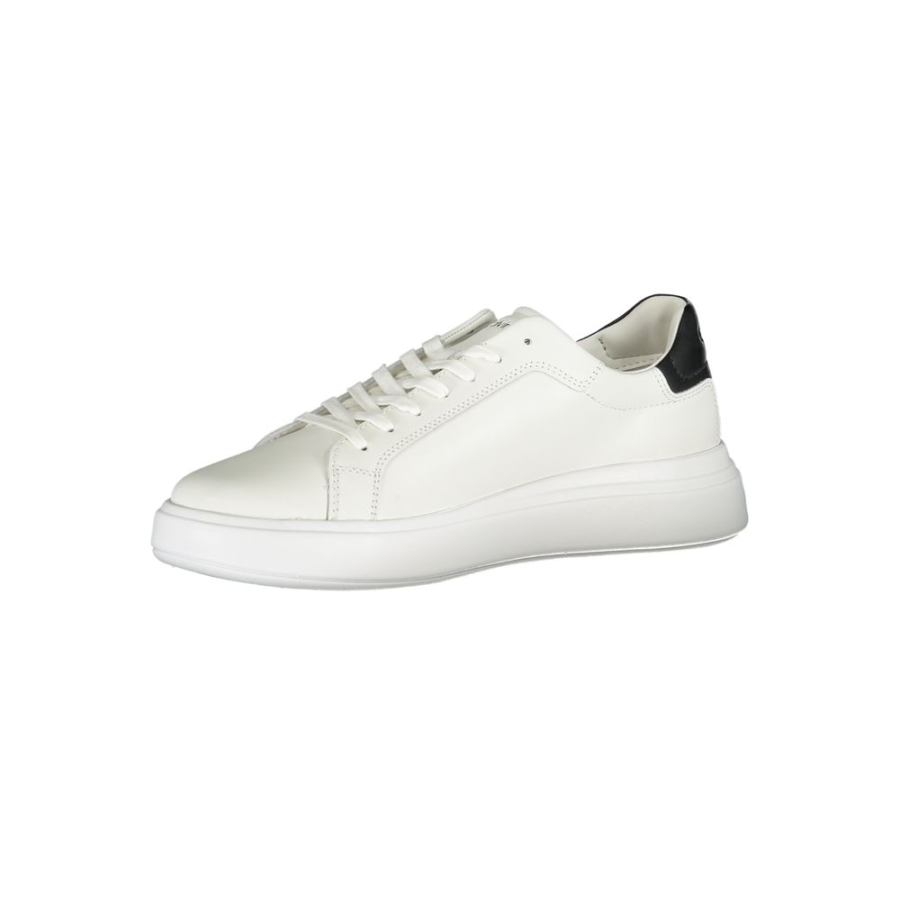 Strakke witte sneakers met contrasterende accenten