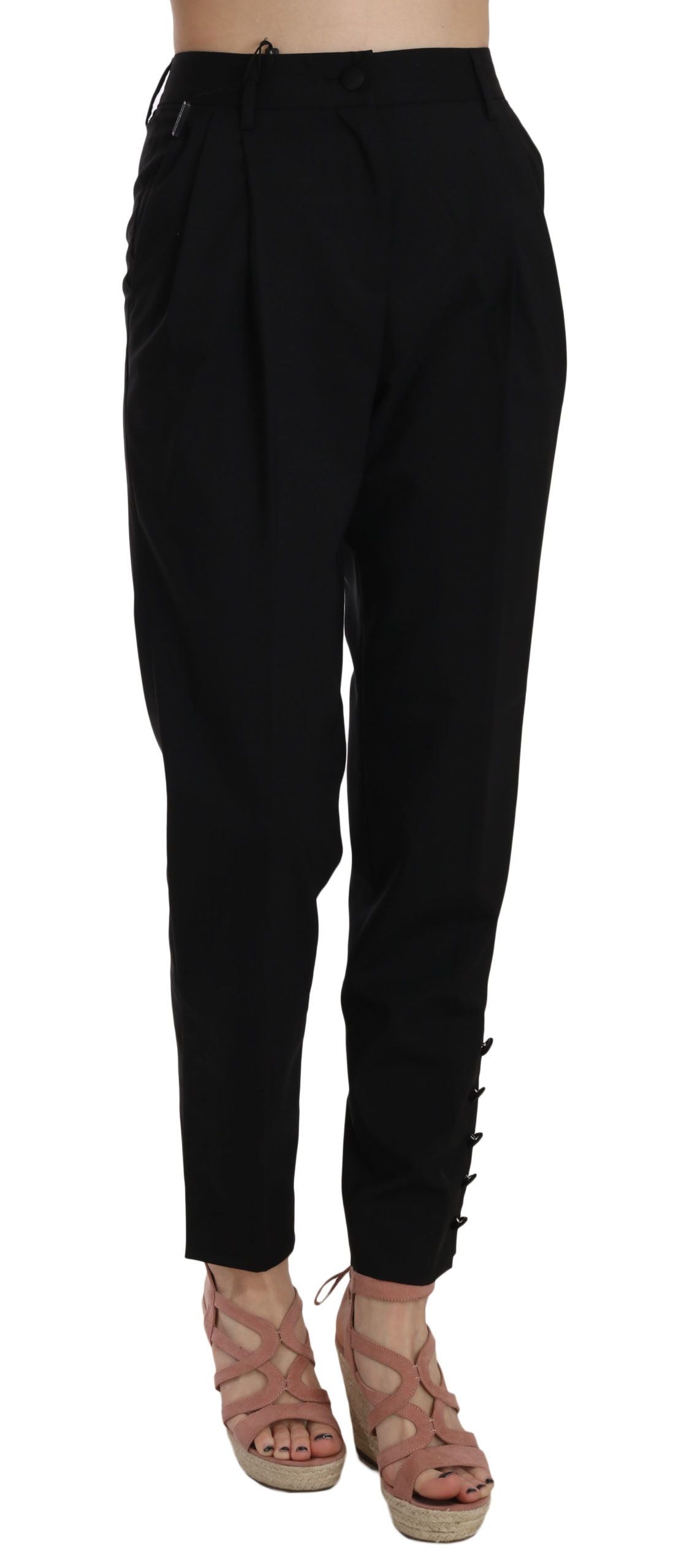 Zwarte geplooide taps toelopende broek met knopen