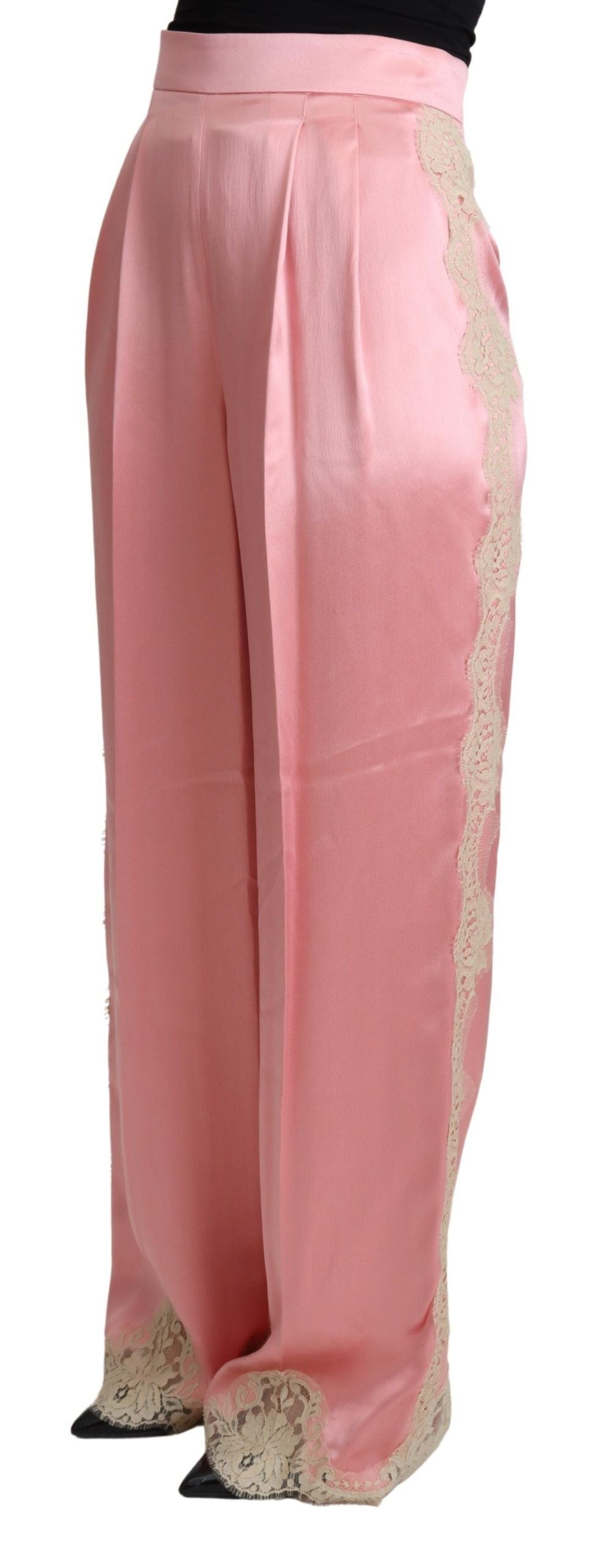Roze, met kant afgewerkte zijden satijnen broek met wijde pijpen