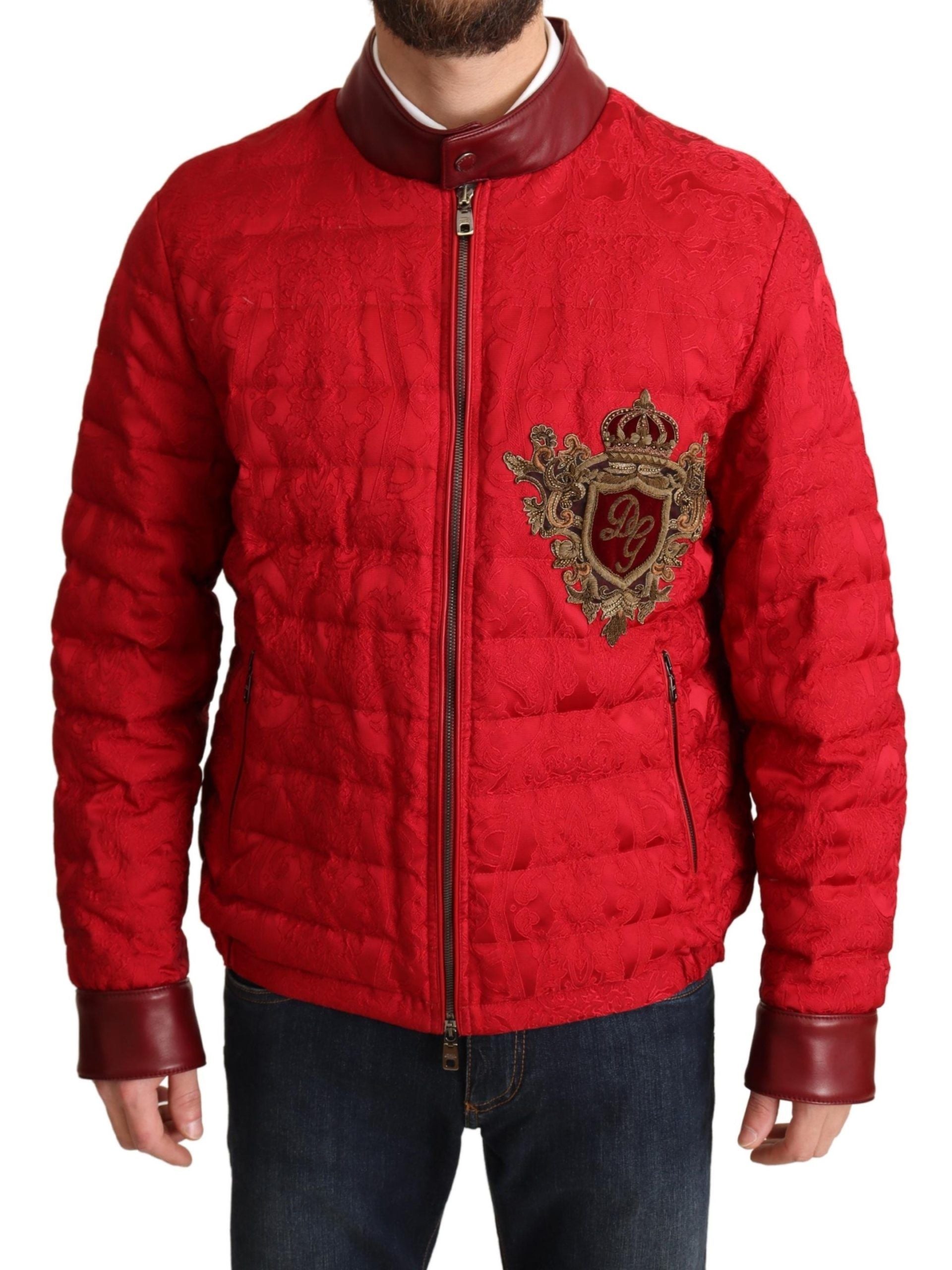 Rode brokaat bomberjack met gouden kroonlogo
