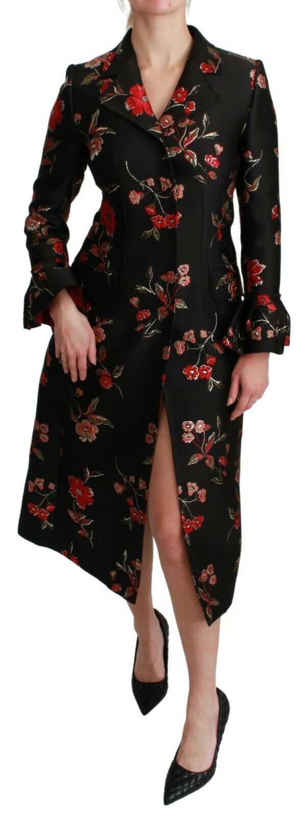 Zwarte jas met geborduurde bloemen