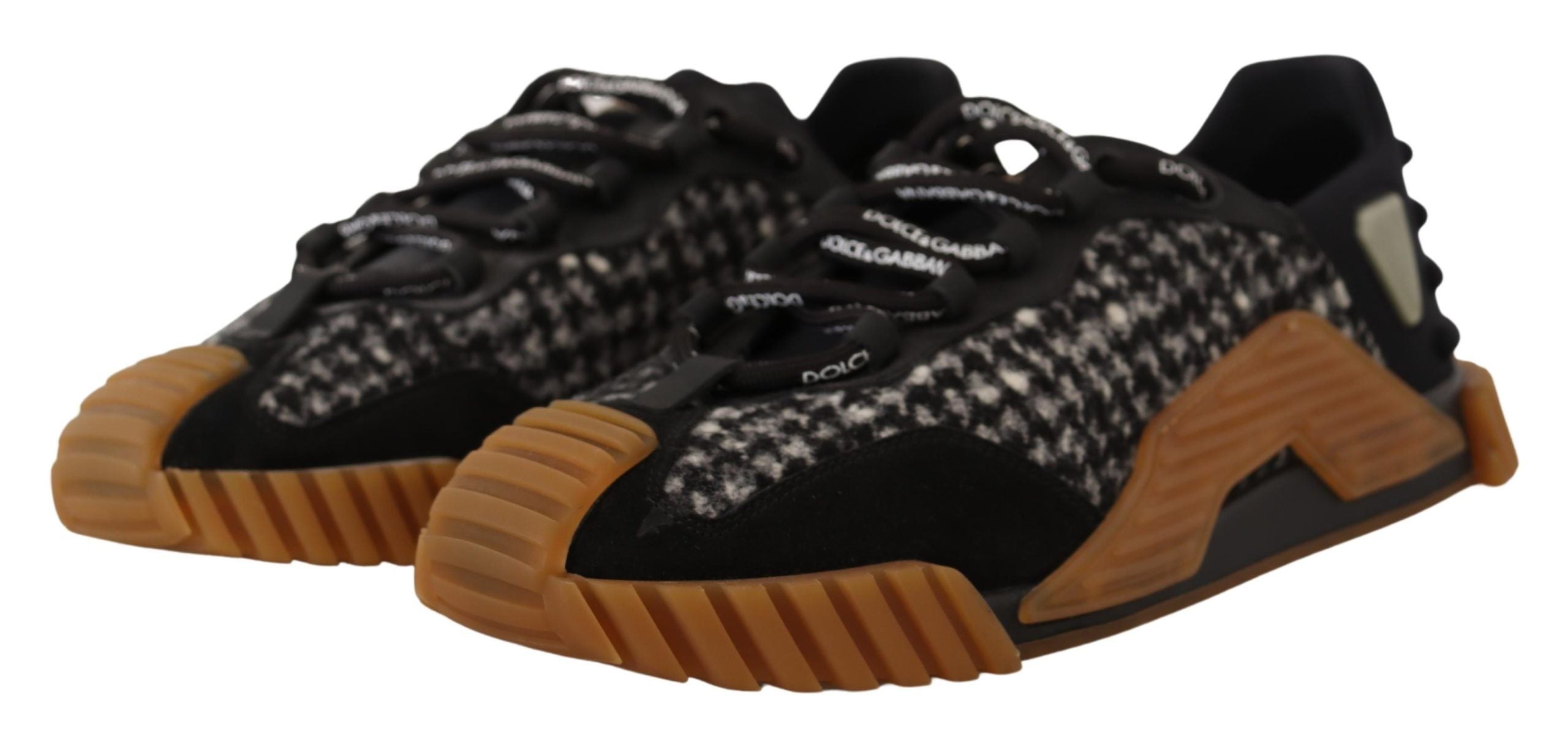 Zwarte en witte NS1-sneakers met vetersluiting