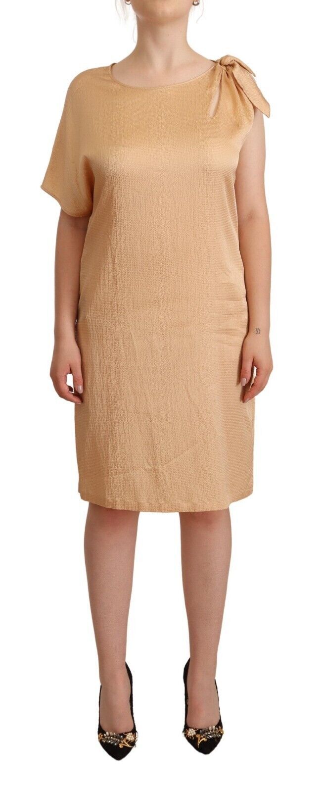 Beige jurk met één mouw en knielengte