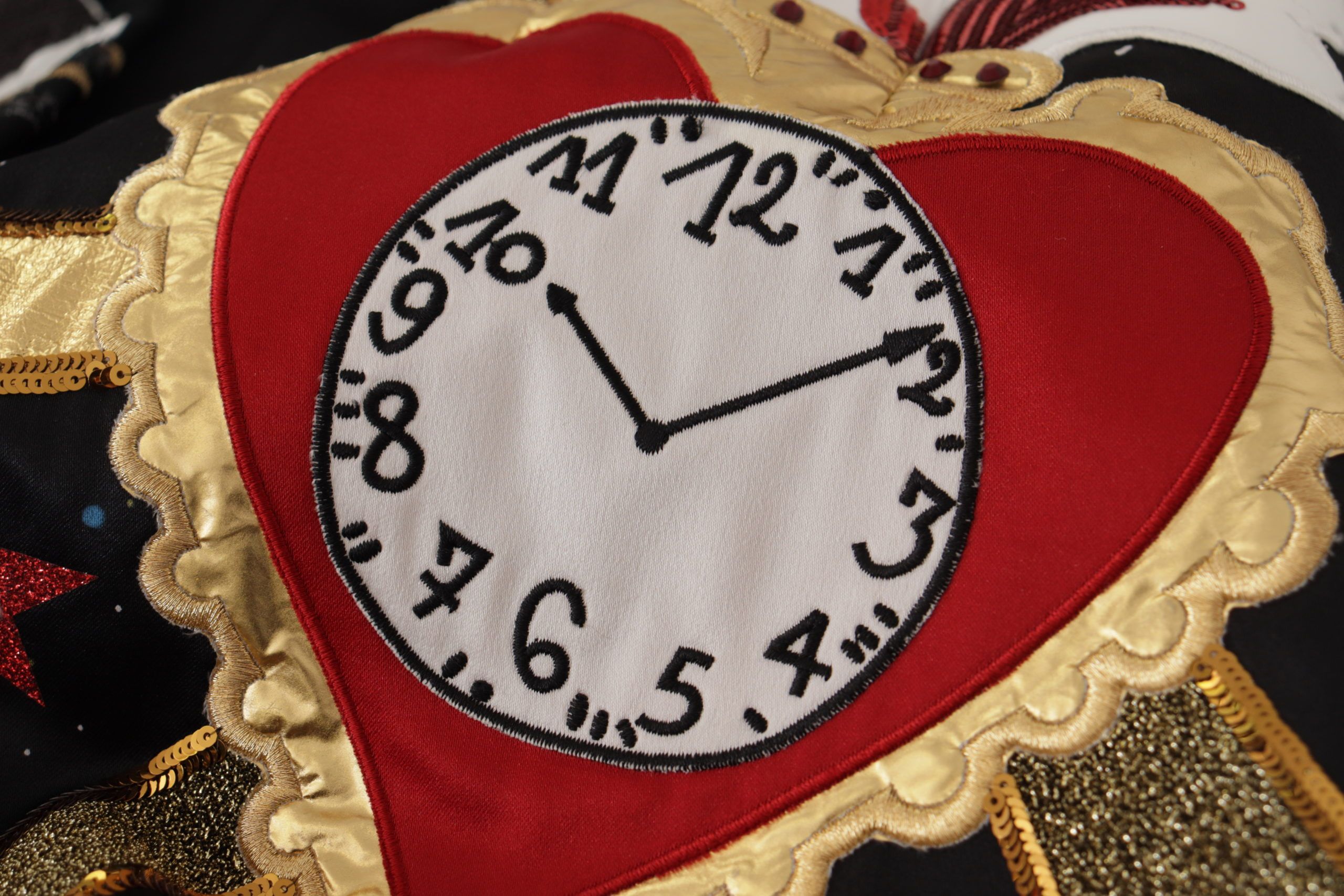 Zwarte Love Clock met pailletten pianorok