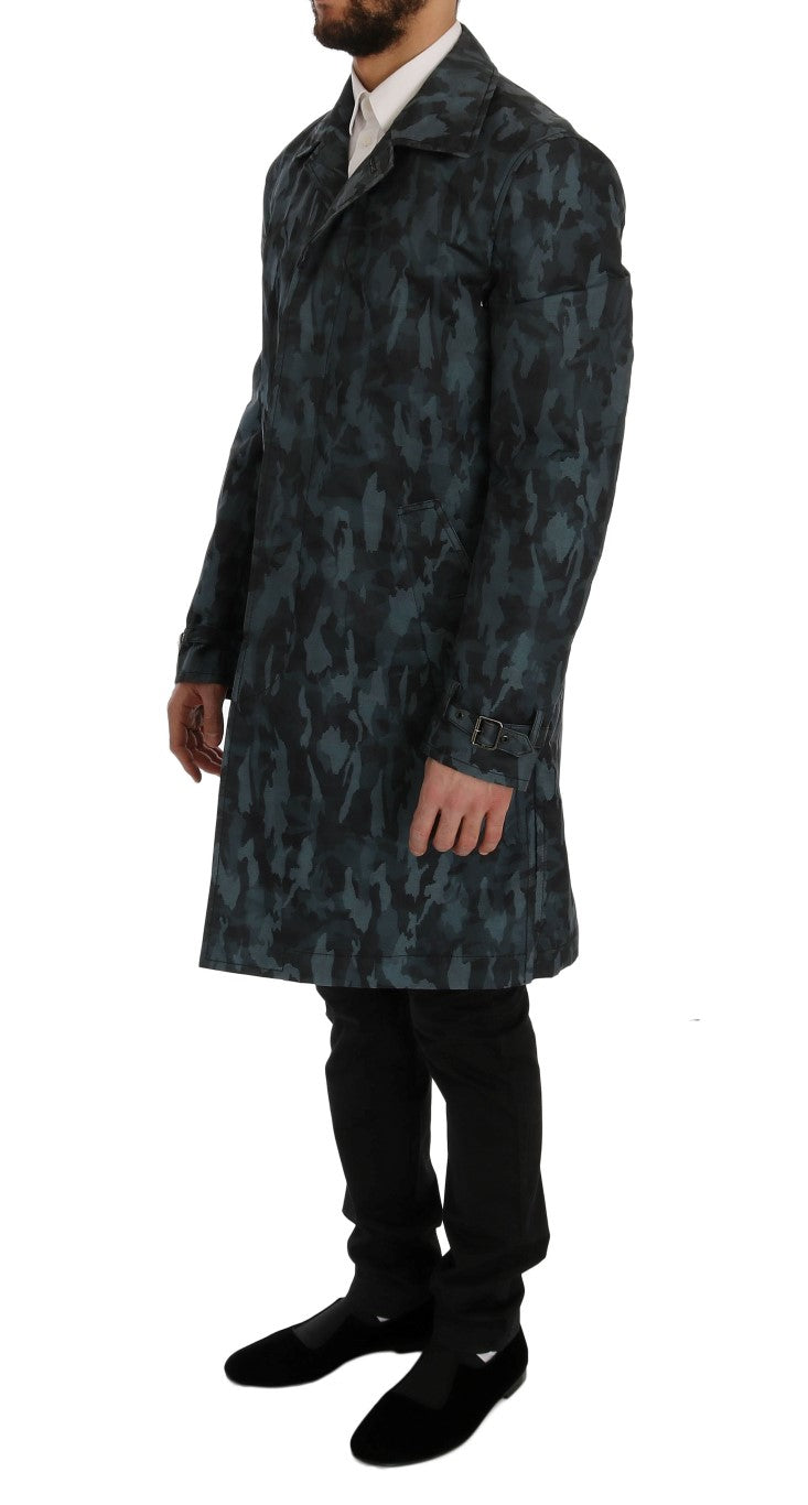 Blauwe camouflage loopgraaf